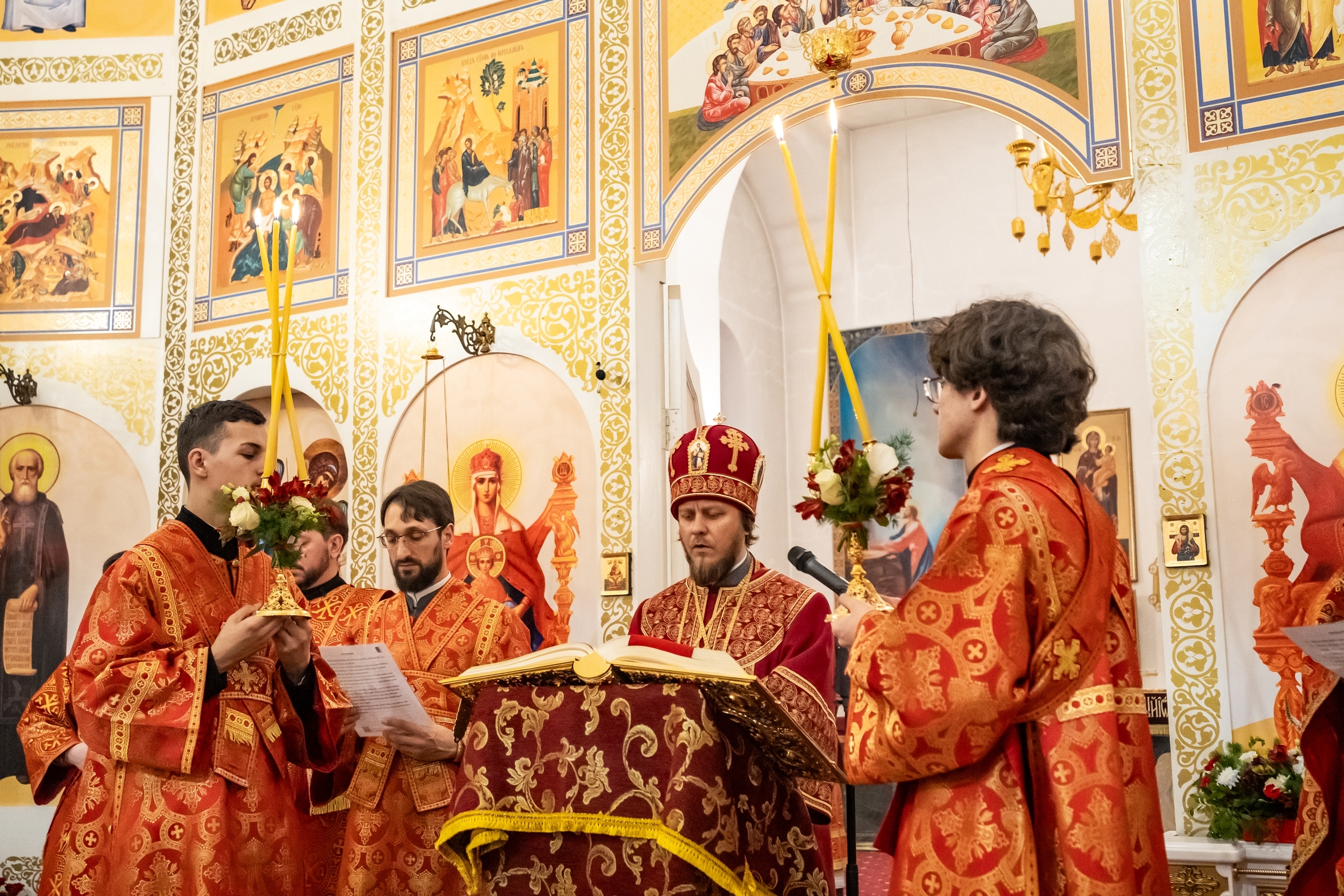 Пасхальное богослужение в Серафимовском кафедральном соборе