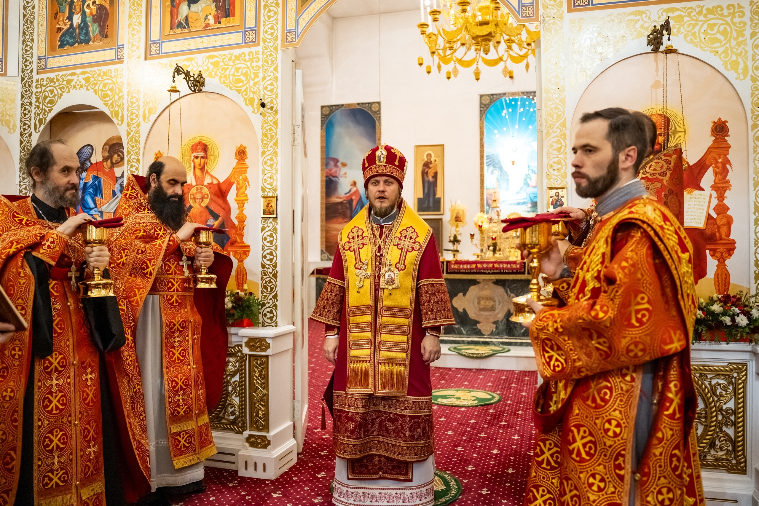 Пасхальное богослужение в Серафимовском кафедральном соборе