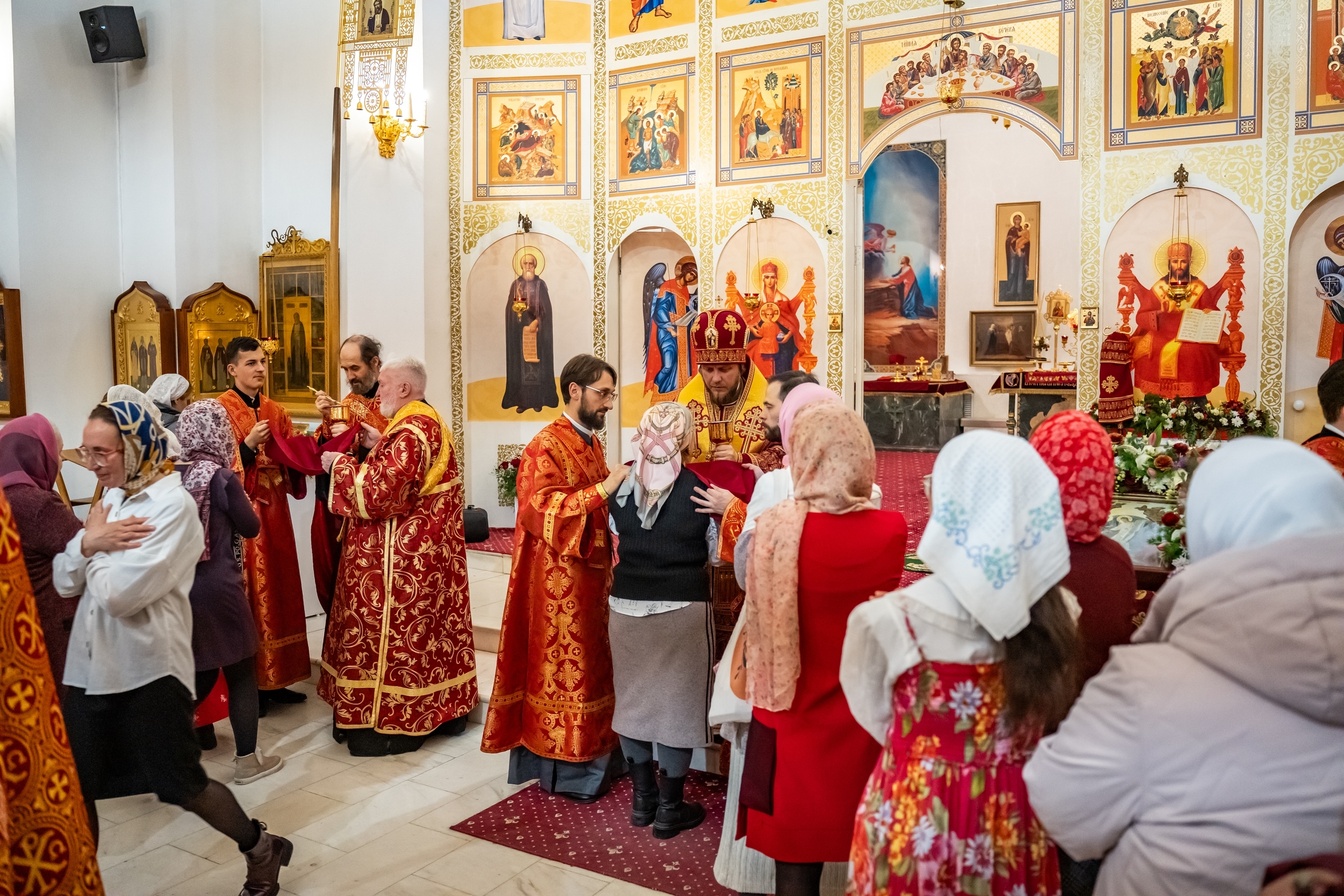 Пасхальное богослужение в Серафимовском кафедральном соборе