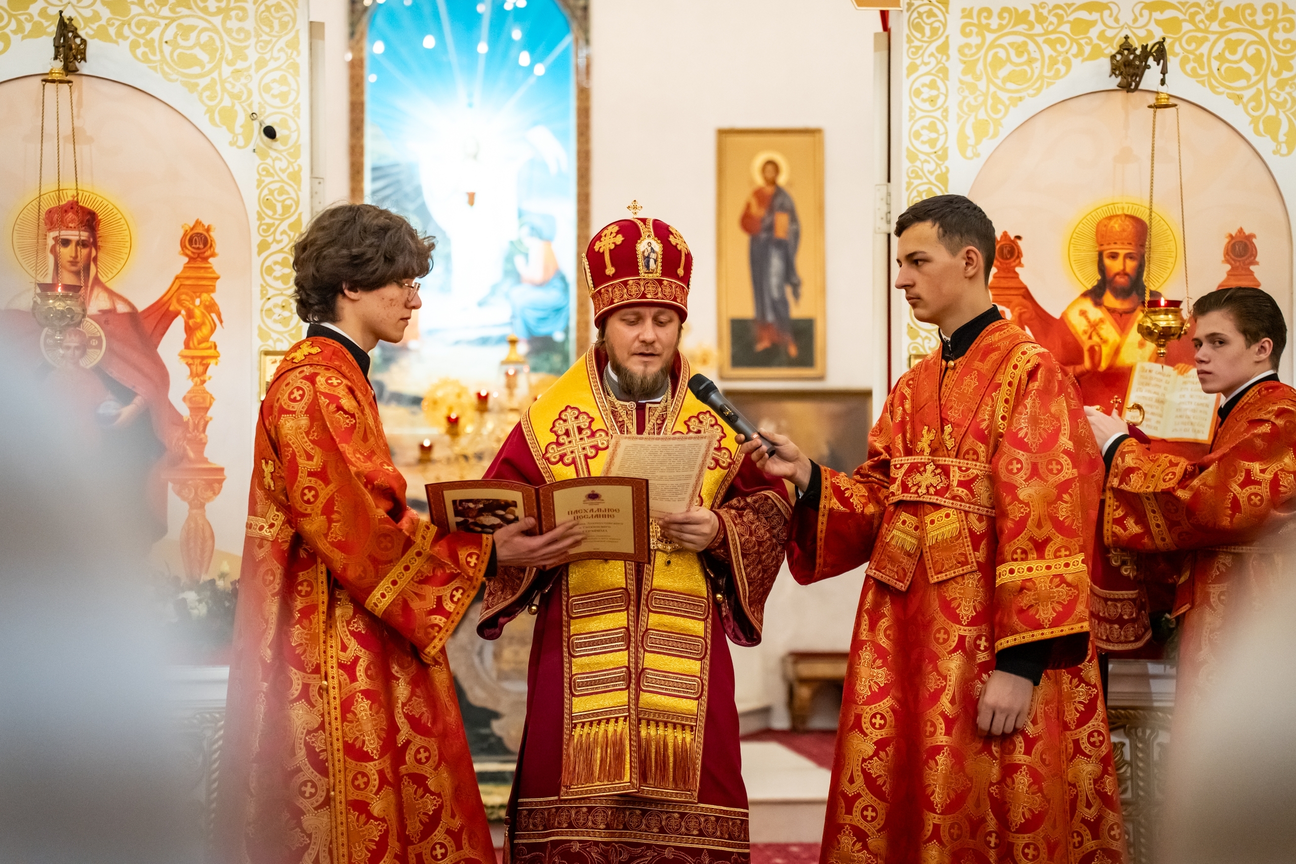 Пасхальное богослужение в Серафимовском кафедральном соборе