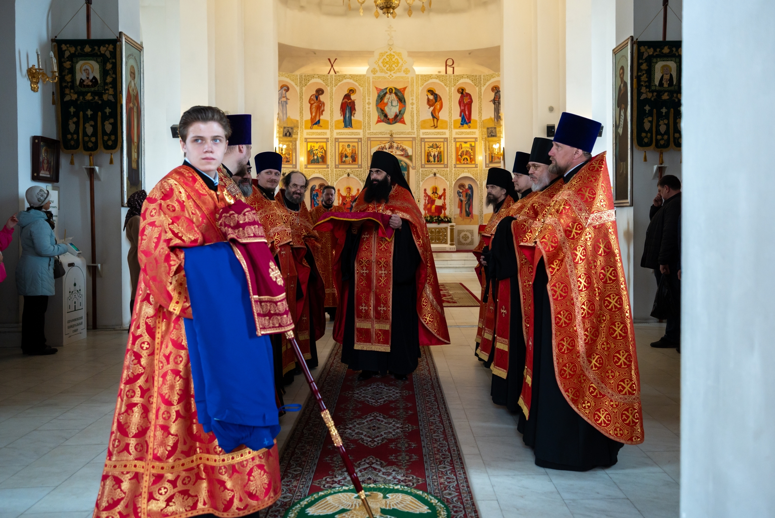 Великая вечерня в первый день Пасхи в Серафимовском кафедральном соборе