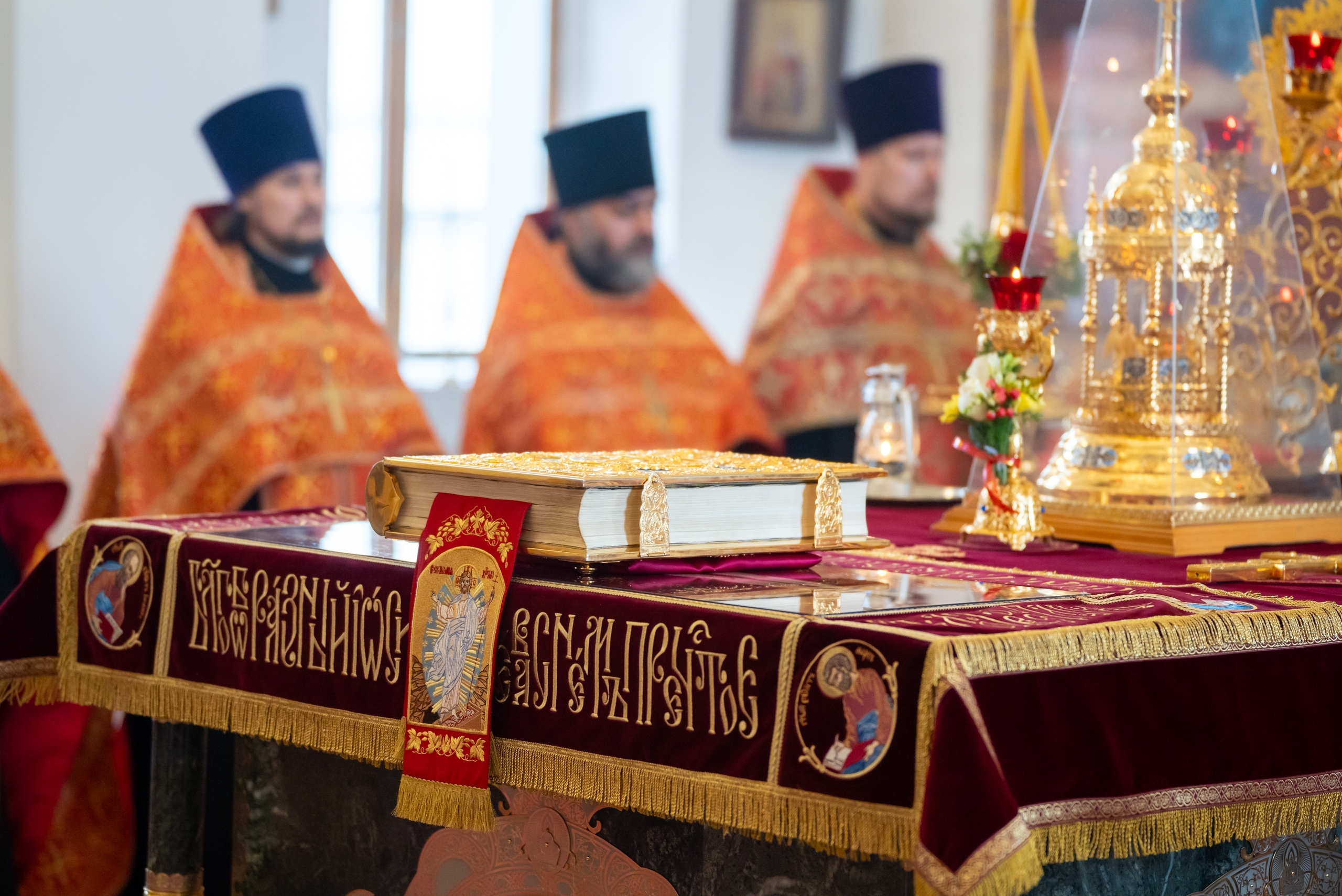 Великая вечерня в первый день Пасхи в Серафимовском кафедральном соборе