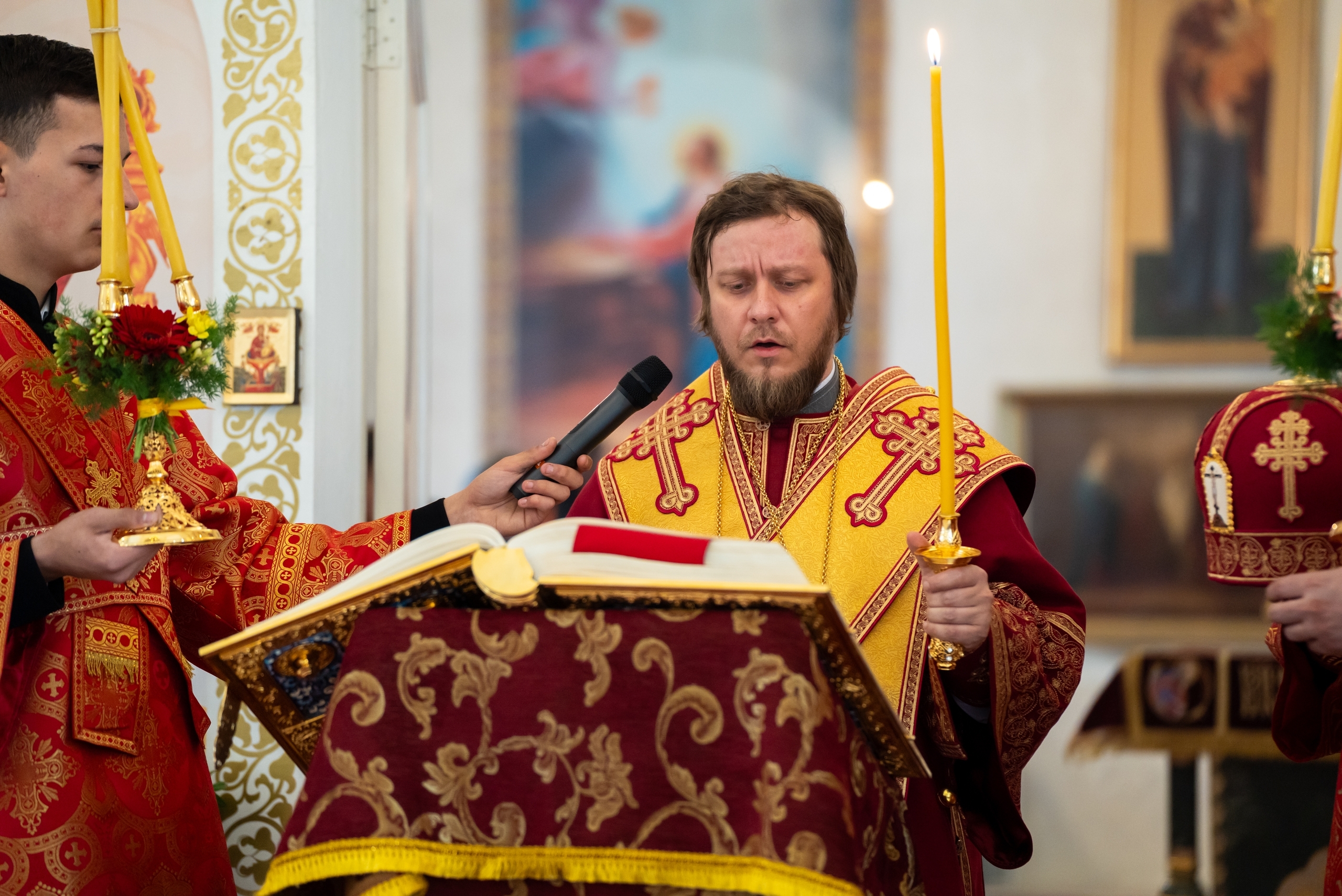Великая вечерня в первый день Пасхи в Серафимовском кафедральном соборе