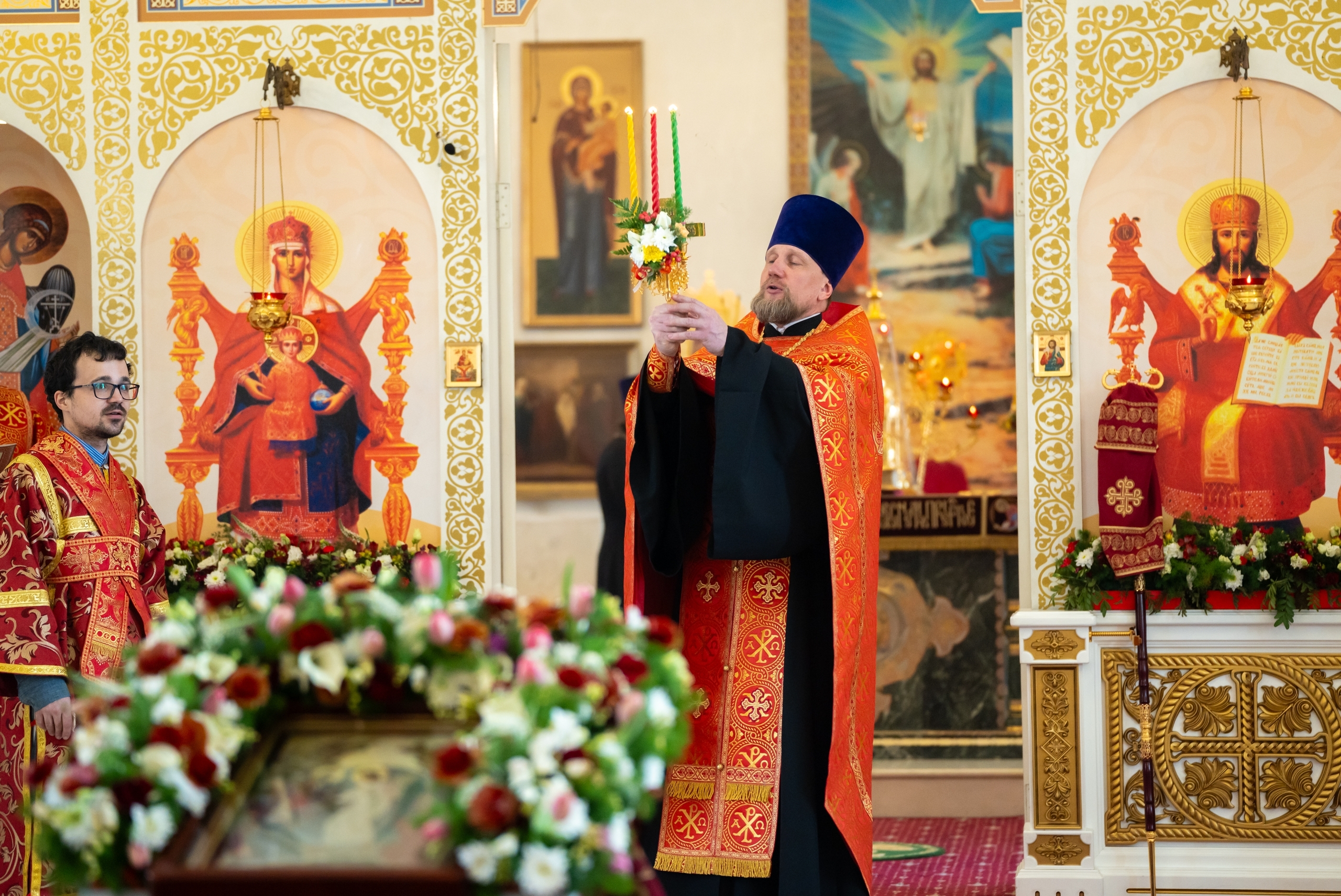Великая вечерня в первый день Пасхи в Серафимовском кафедральном соборе