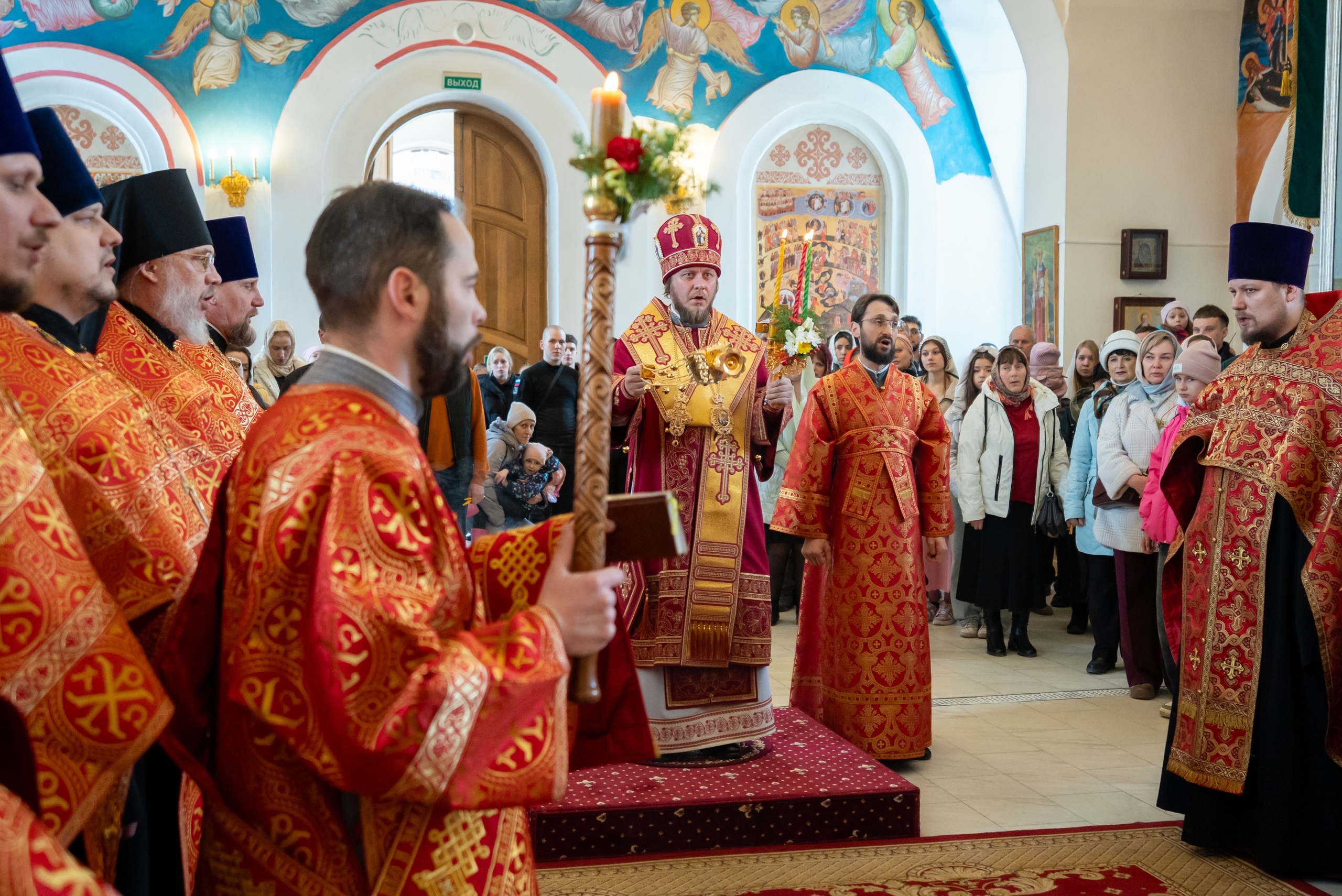 Великая вечерня в первый день Пасхи в Серафимовском кафедральном соборе
