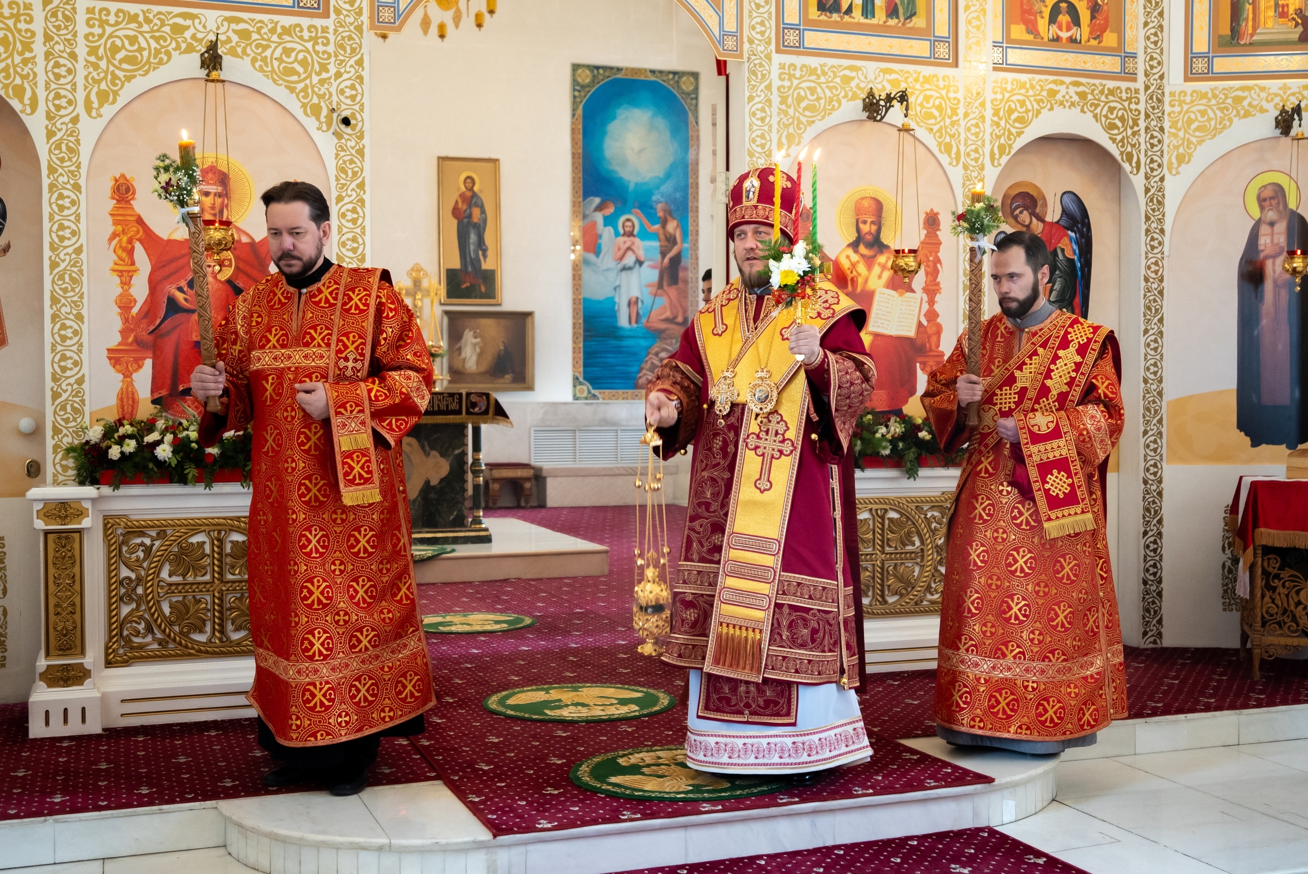 Великая вечерня в первый день Пасхи в Серафимовском кафедральном соборе