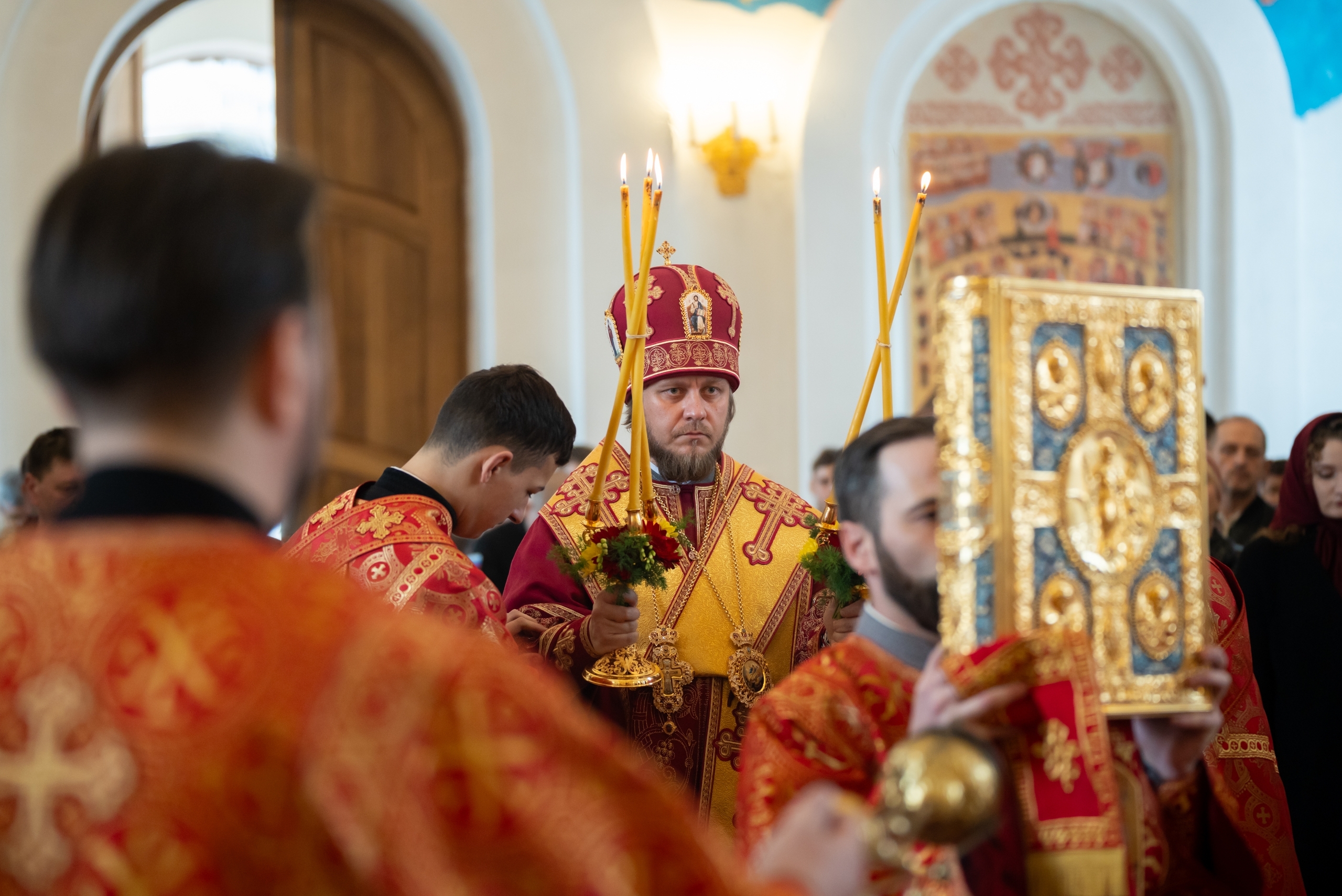 Великая вечерня в первый день Пасхи в Серафимовском кафедральном соборе