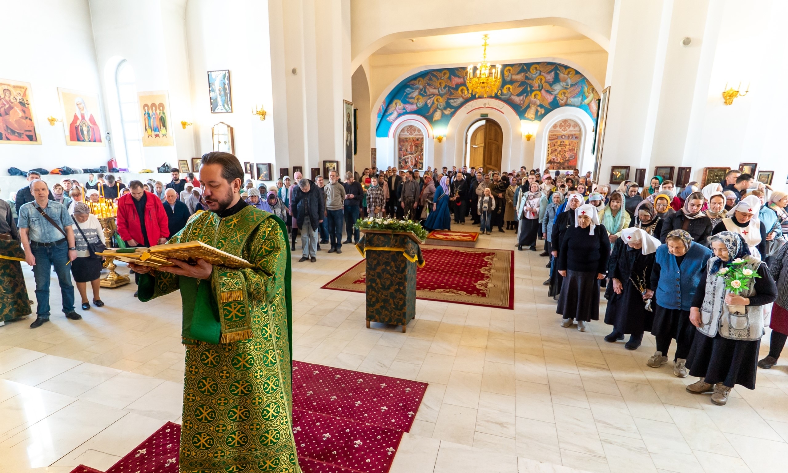 Литургия в Вербное воскресенье в Серафимовском кафедральном соборе