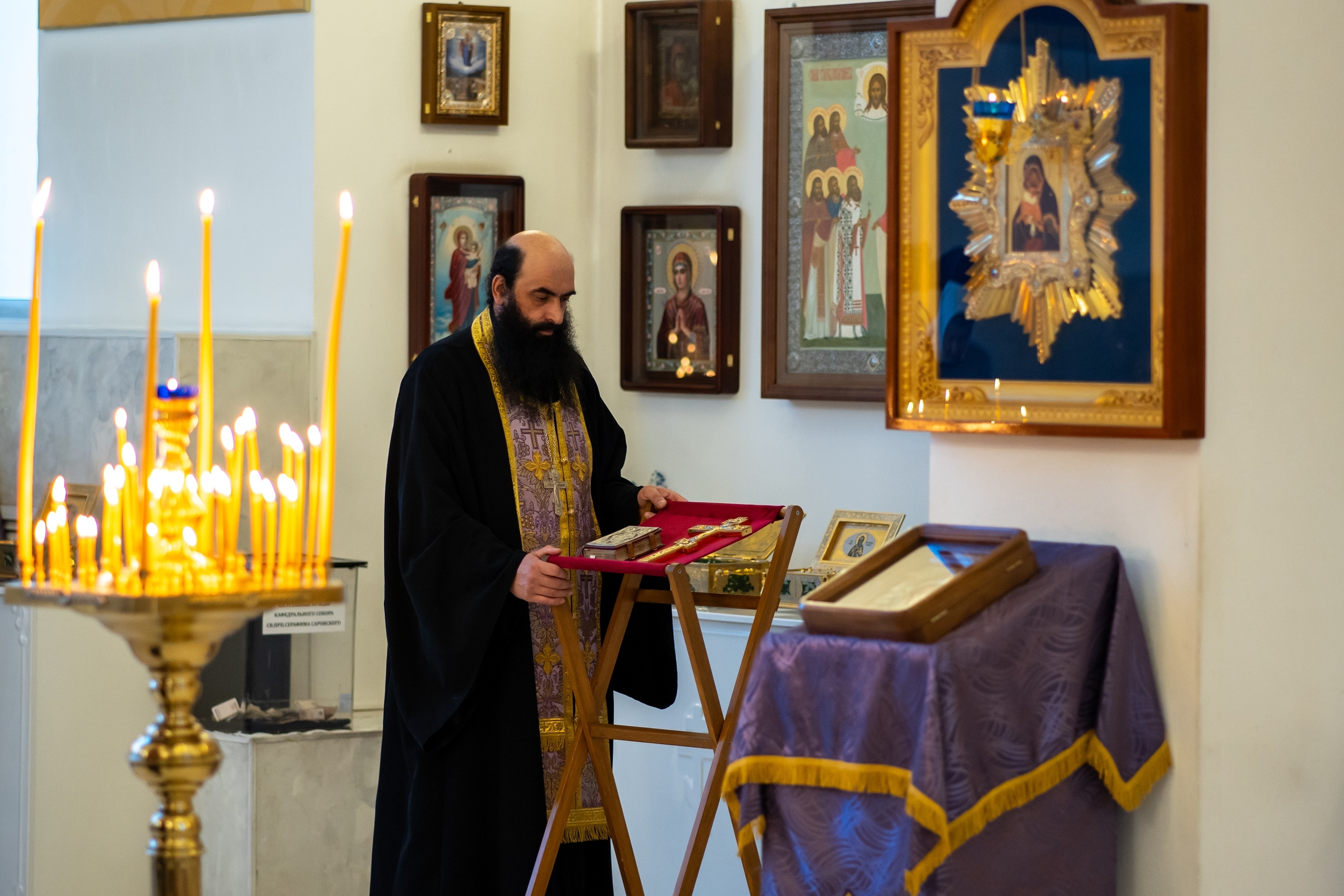 Литургия в Четверг Страстной седмицы в Серафимовском кафедральном соборе