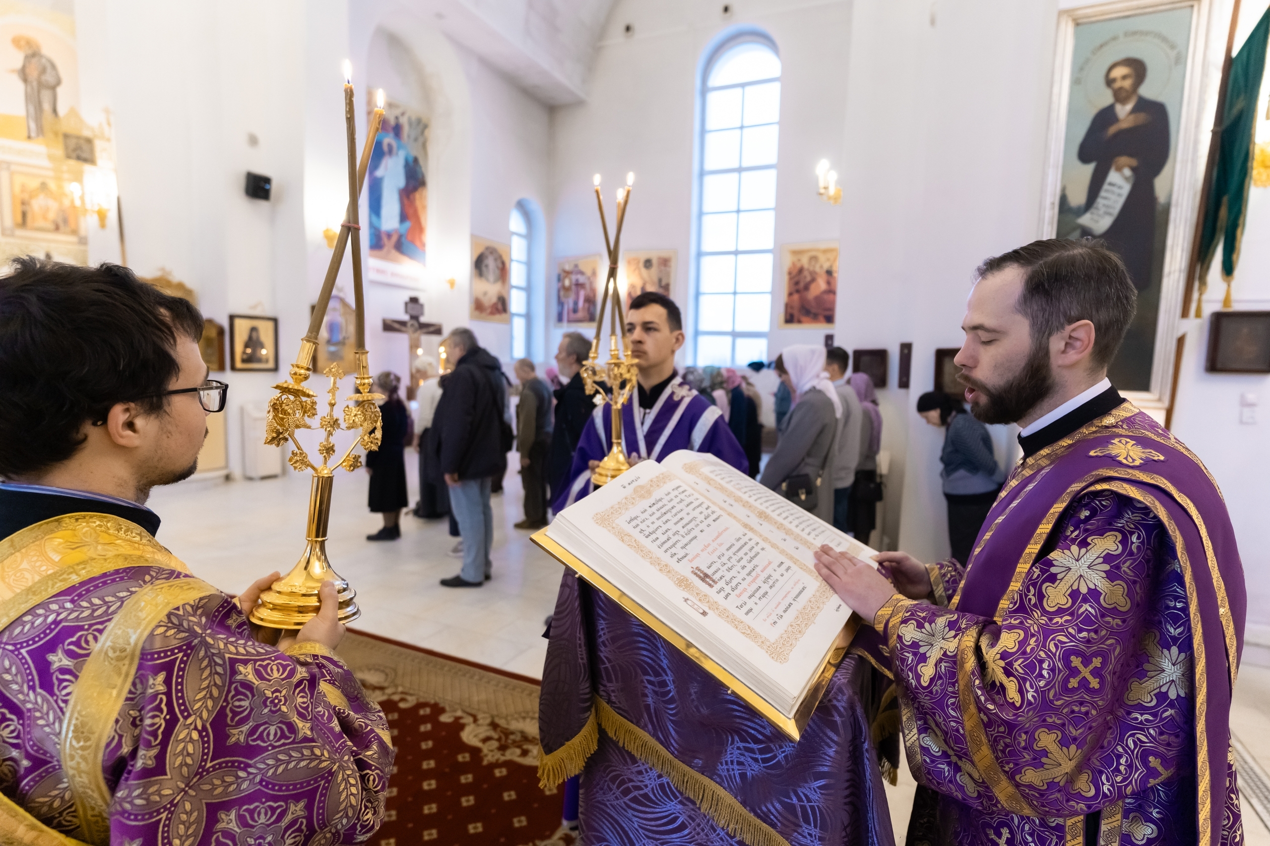 Литургия в Четверг Страстной седмицы в Серафимовском кафедральном соборе