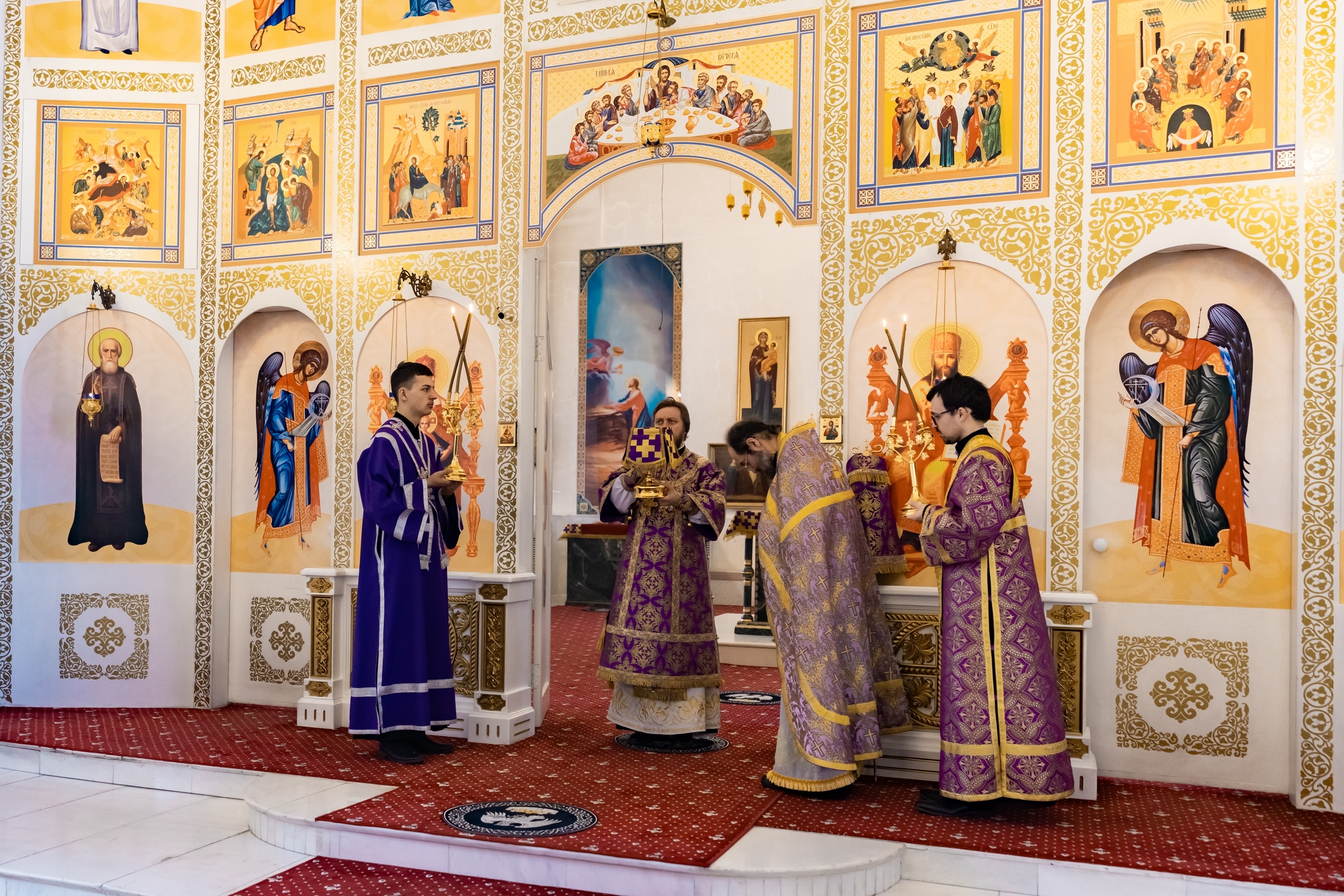 Литургия в Четверг Страстной седмицы в Серафимовском кафедральном соборе