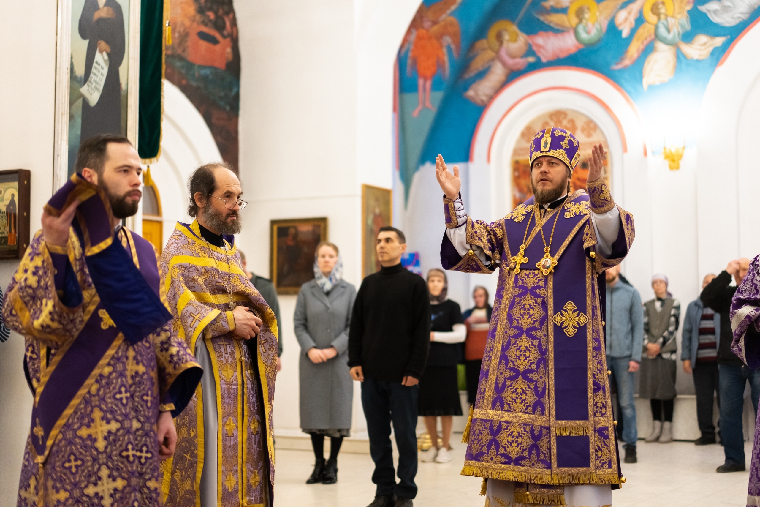 Литургия в Четверг Страстной седмицы в Серафимовском кафедральном соборе