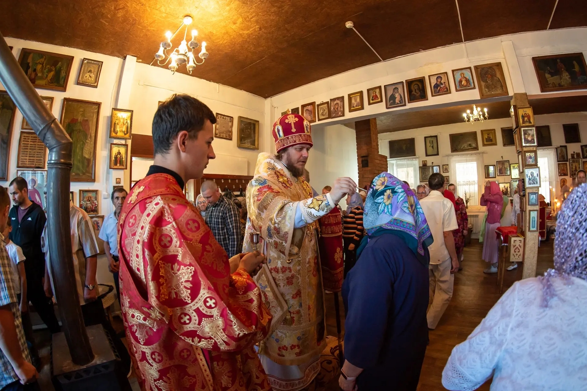 Богослужение в Петропавловском храме п. Медведевка