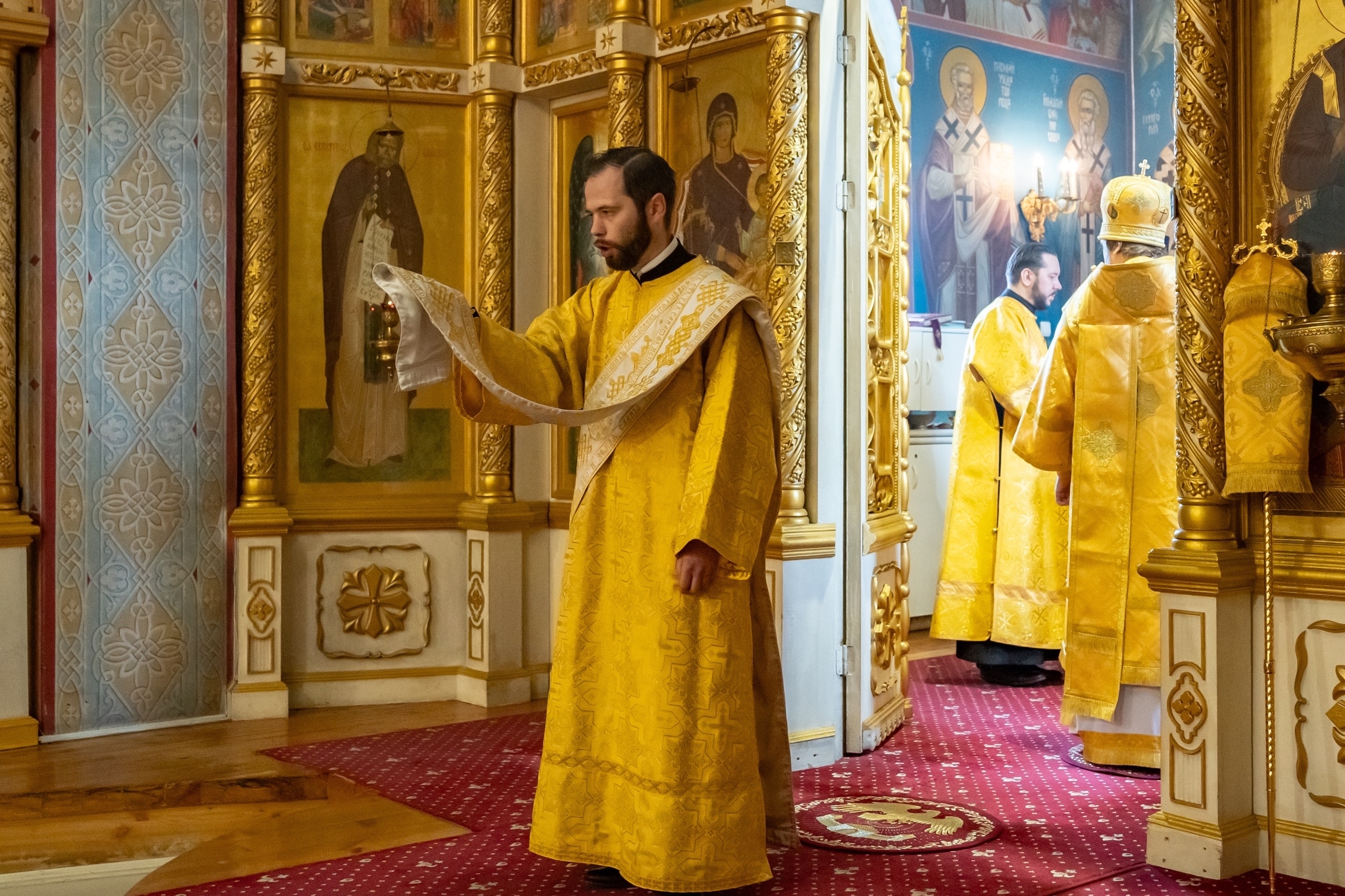 Богослужение в Серафимовском кафедральном соборе