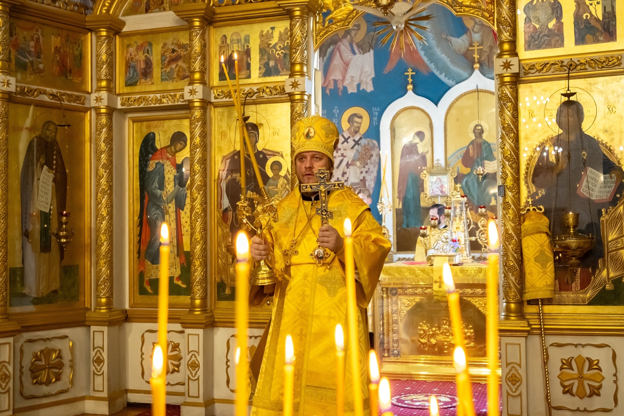 Богослужение в Серафимовском кафедральном соборе