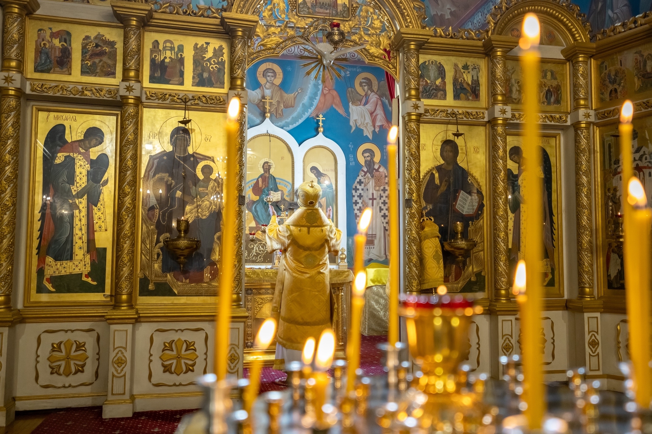 Богослужение в Серафимовском кафедральном соборе