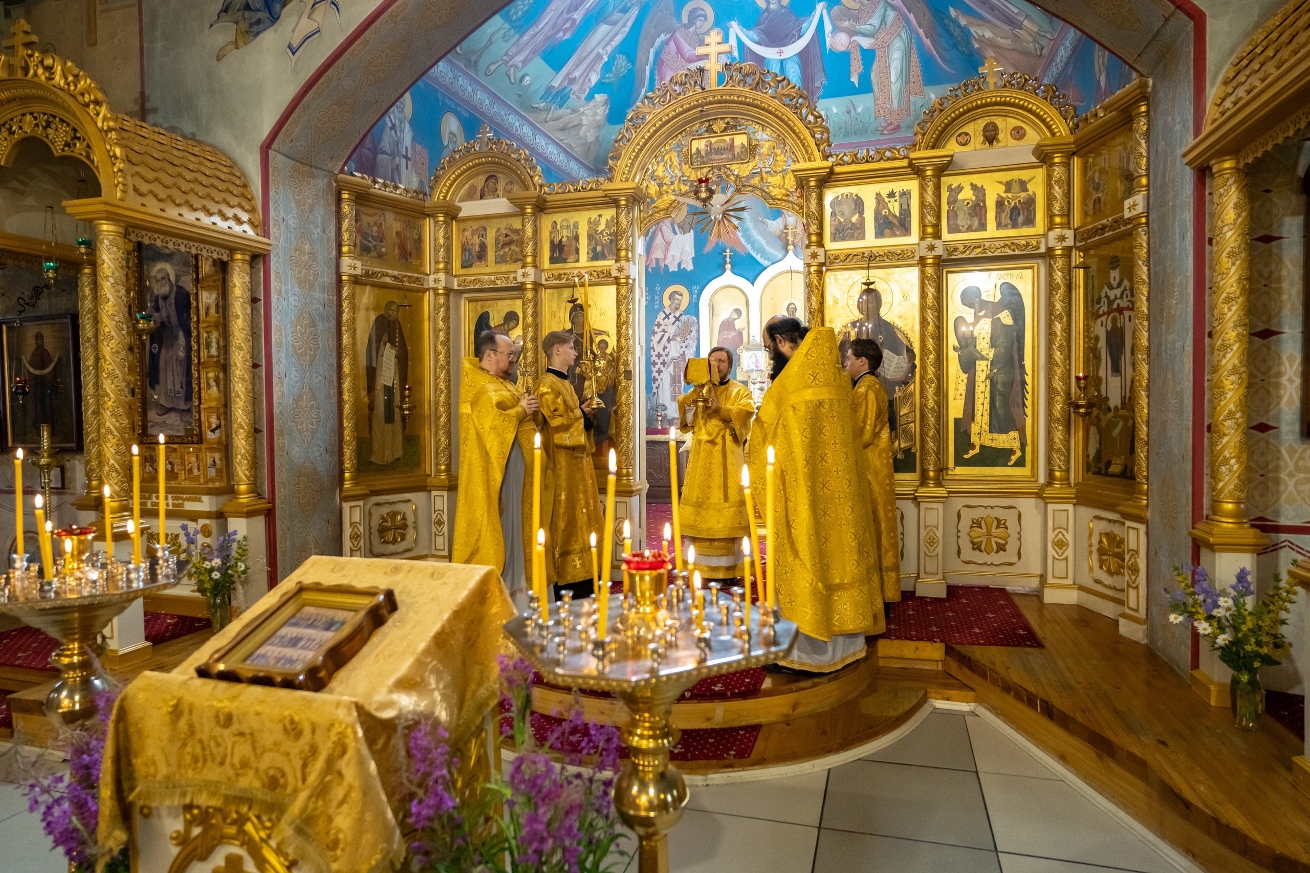 Богослужение в Серафимовском кафедральном соборе