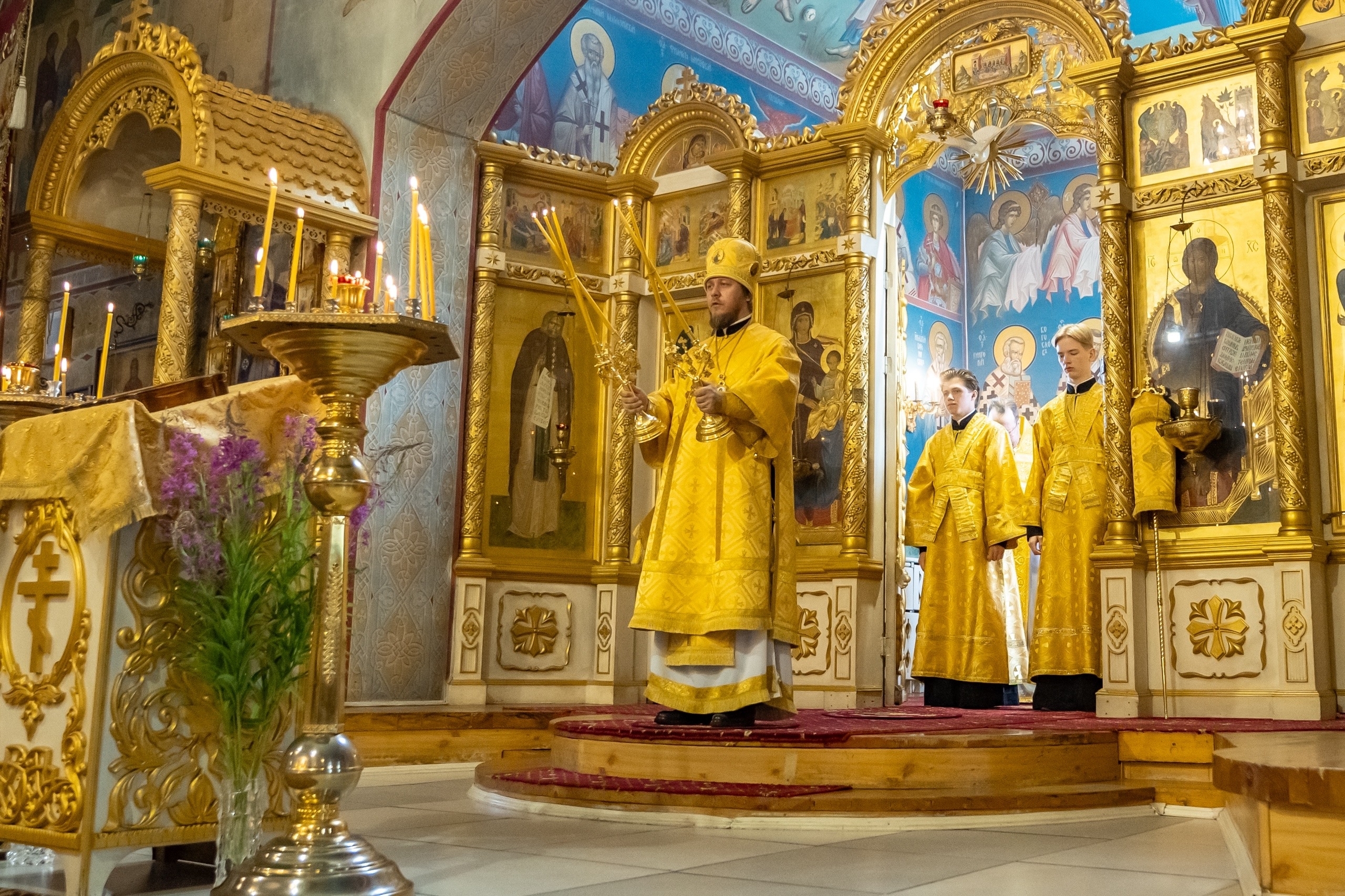 Богослужение в Серафимовском кафедральном соборе