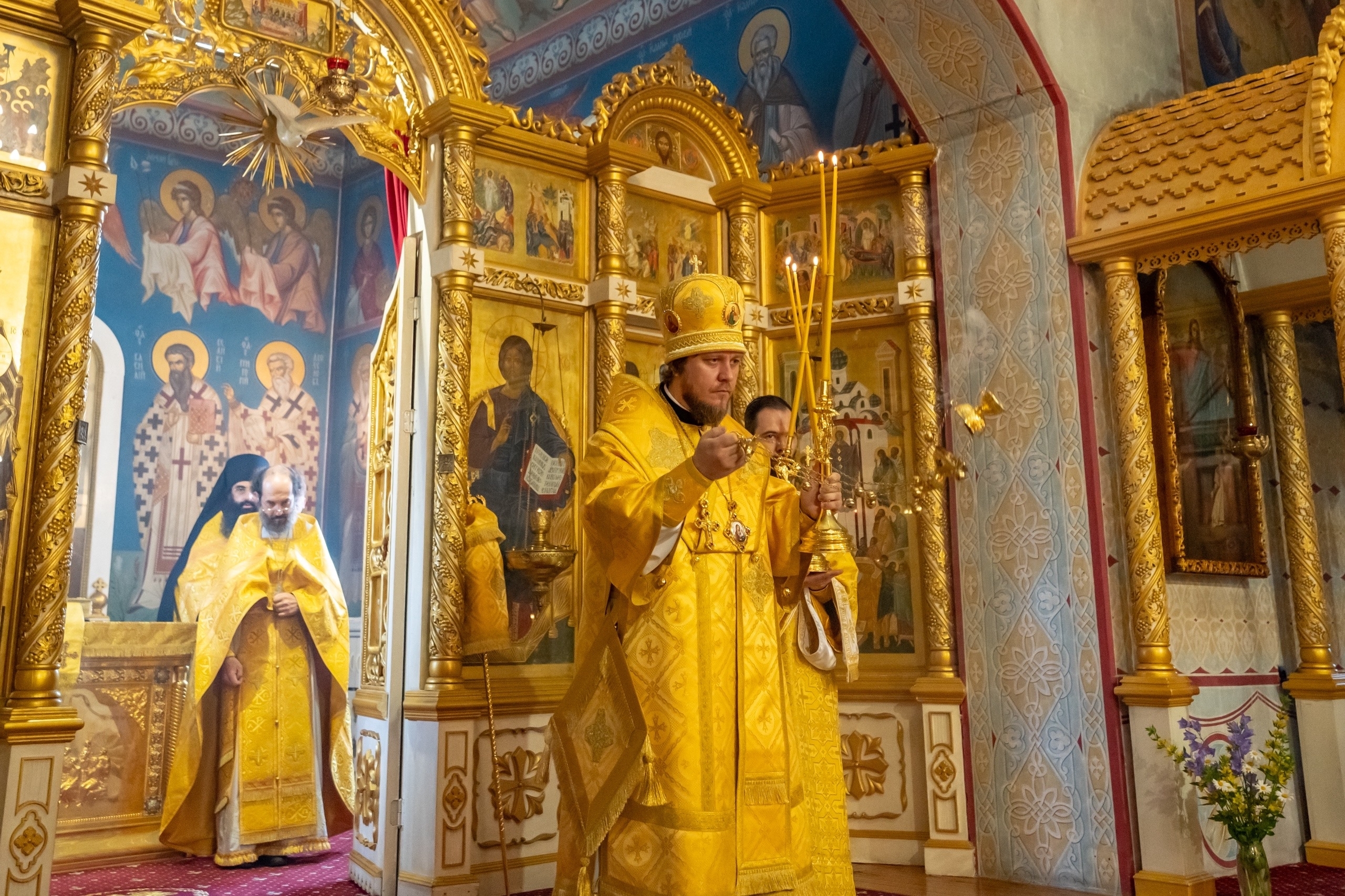 Богослужение в Серафимовском кафедральном соборе