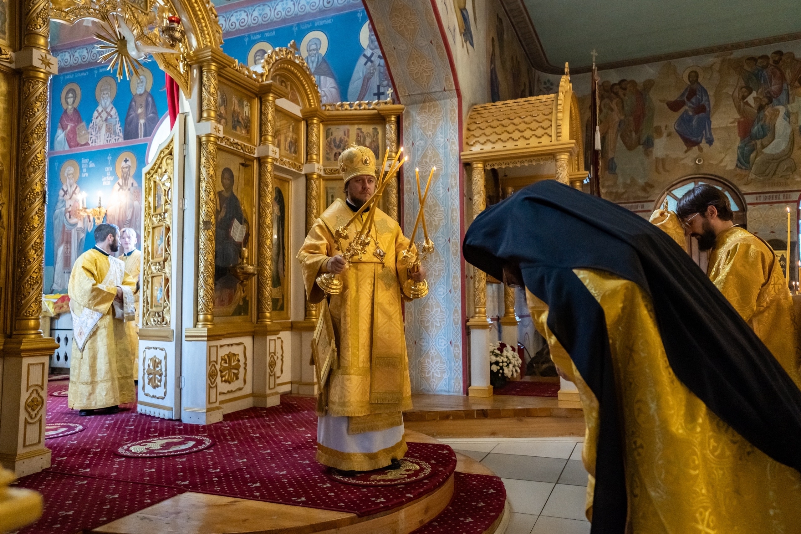 Богослужение в Серафимовском кафедральном соборе
