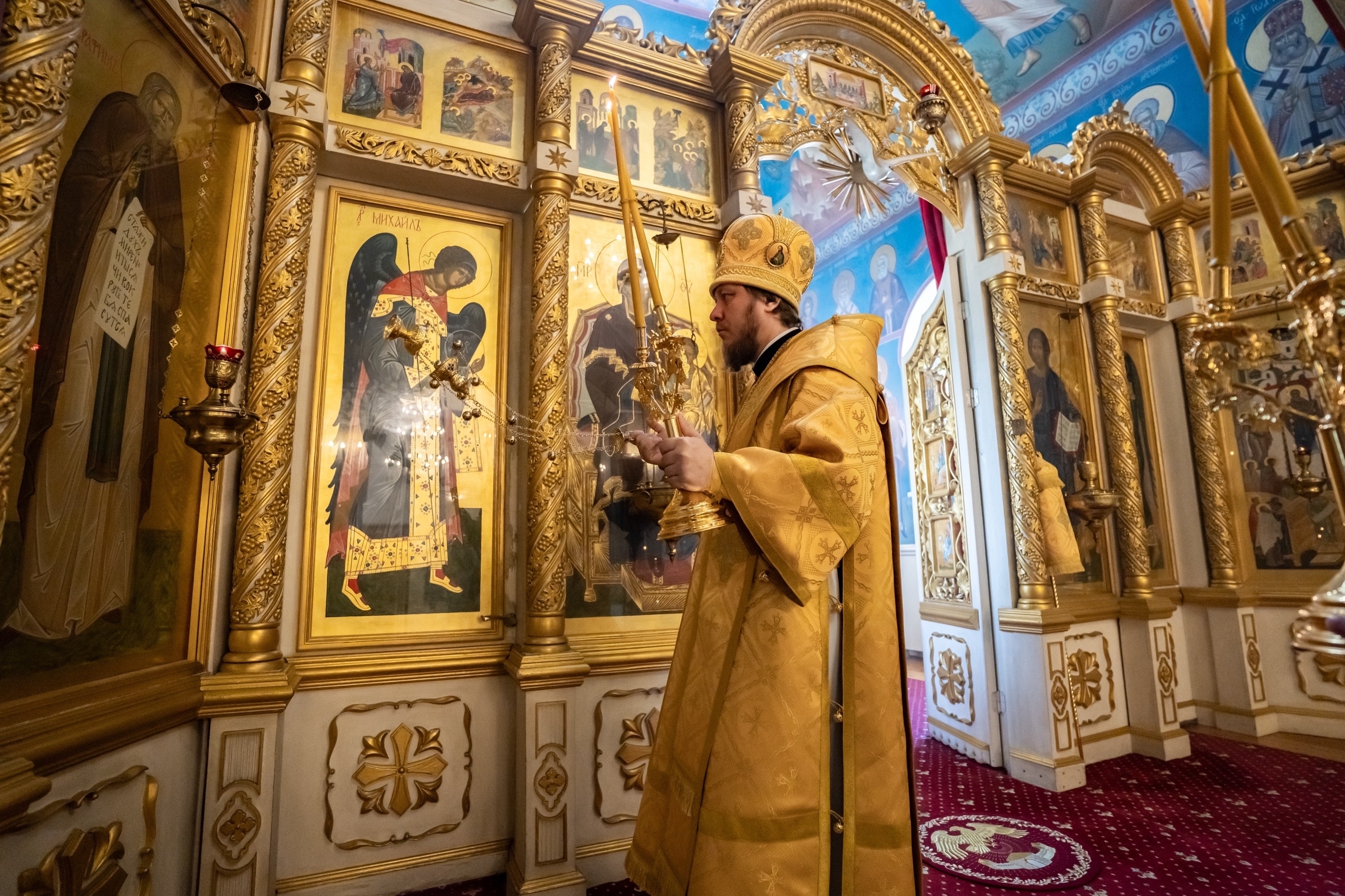 Богослужение в Серафимовском кафедральном соборе