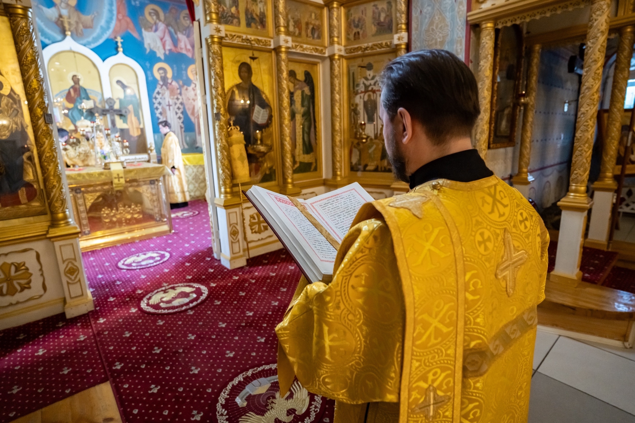 Богослужение в Серафимовском кафедральном соборе
