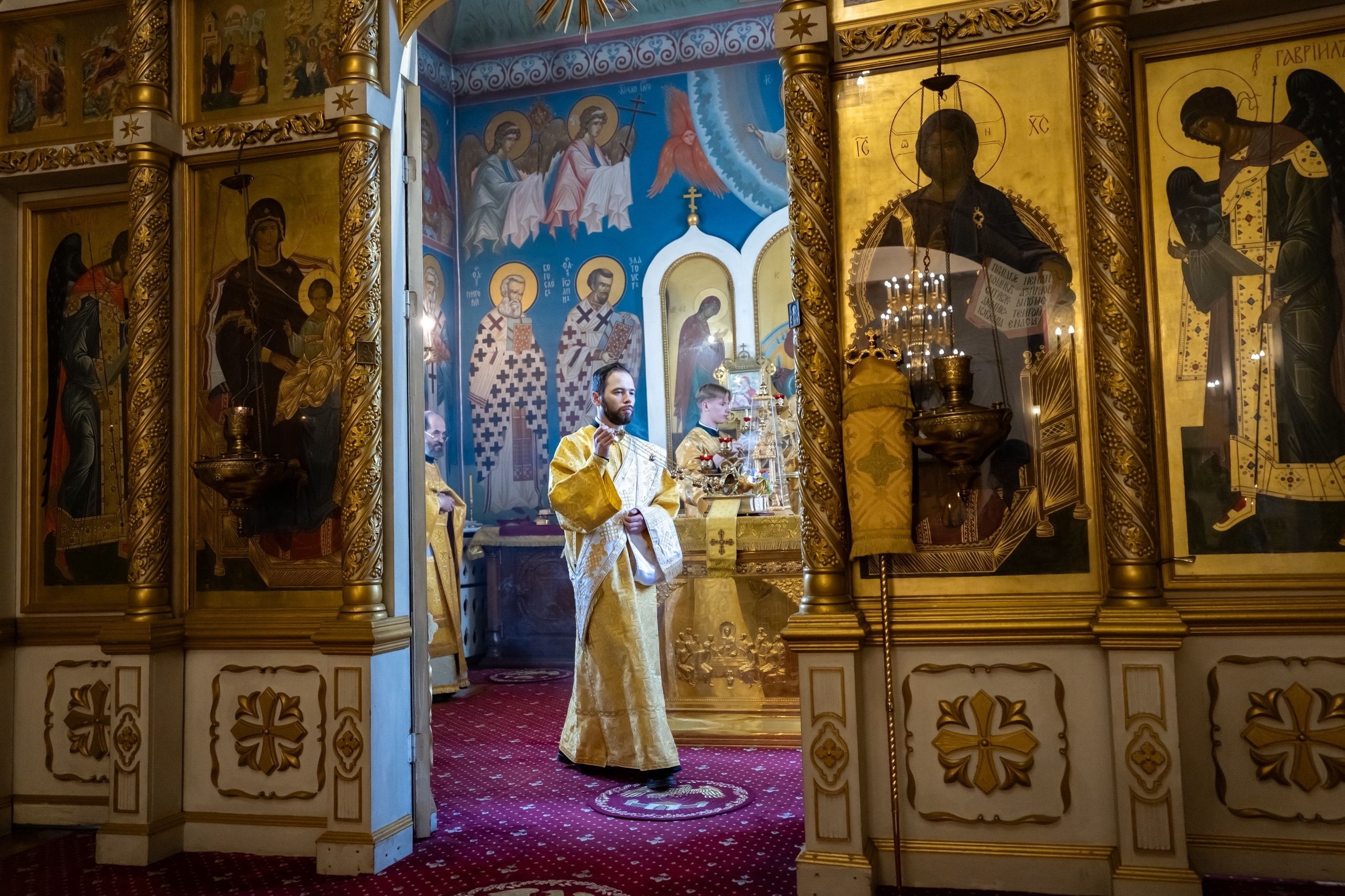 Богослужение в Серафимовском кафедральном соборе