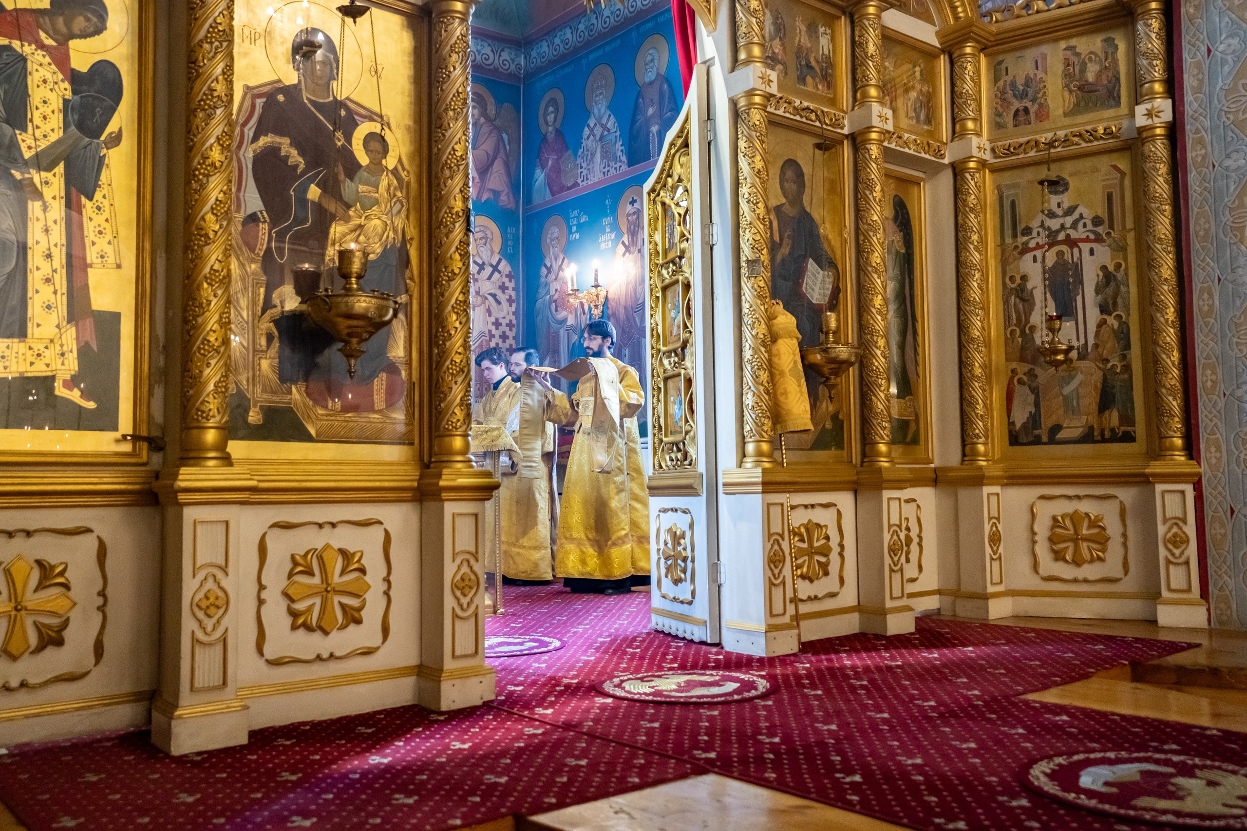 Богослужение в Серафимовском кафедральном соборе