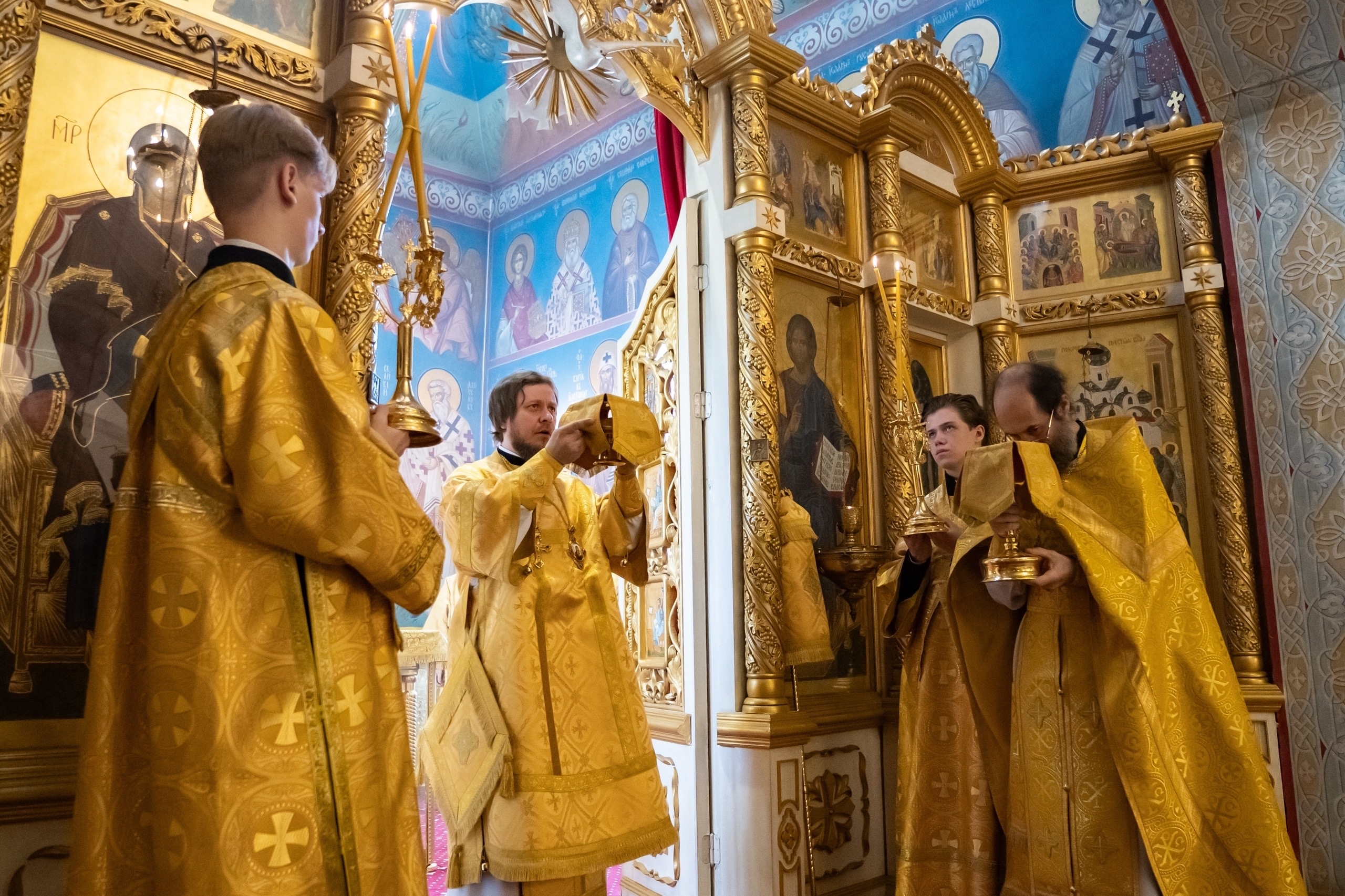 Богослужение в Серафимовском кафедральном соборе