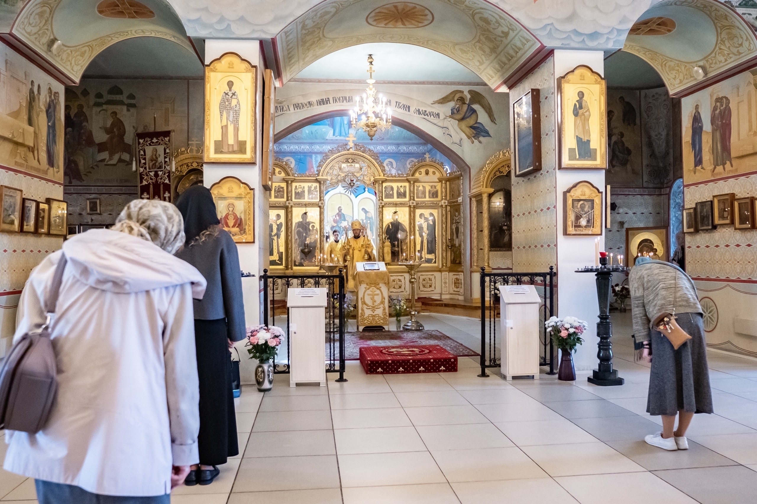 Богослужение в Серафимовском кафедральном соборе