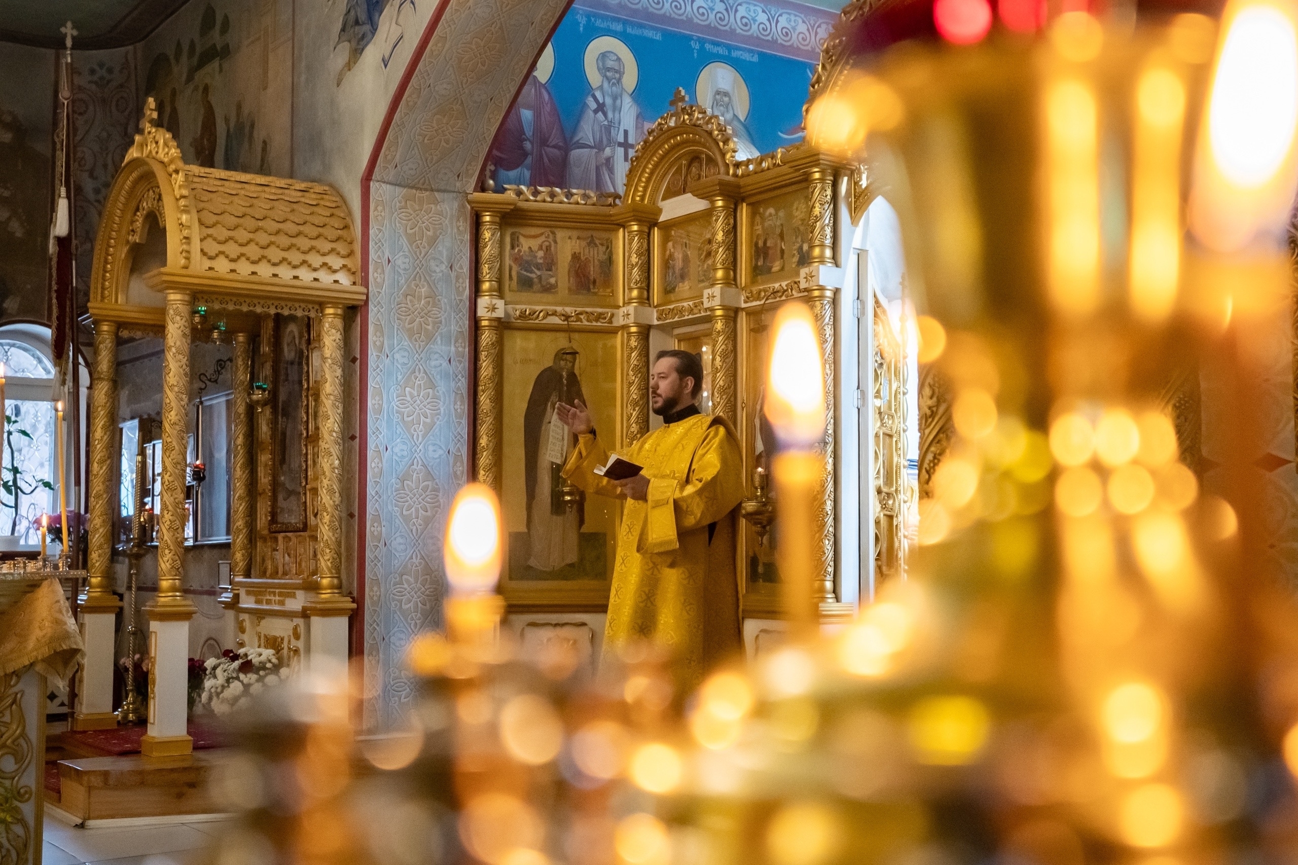 Богослужение в Серафимовском кафедральном соборе