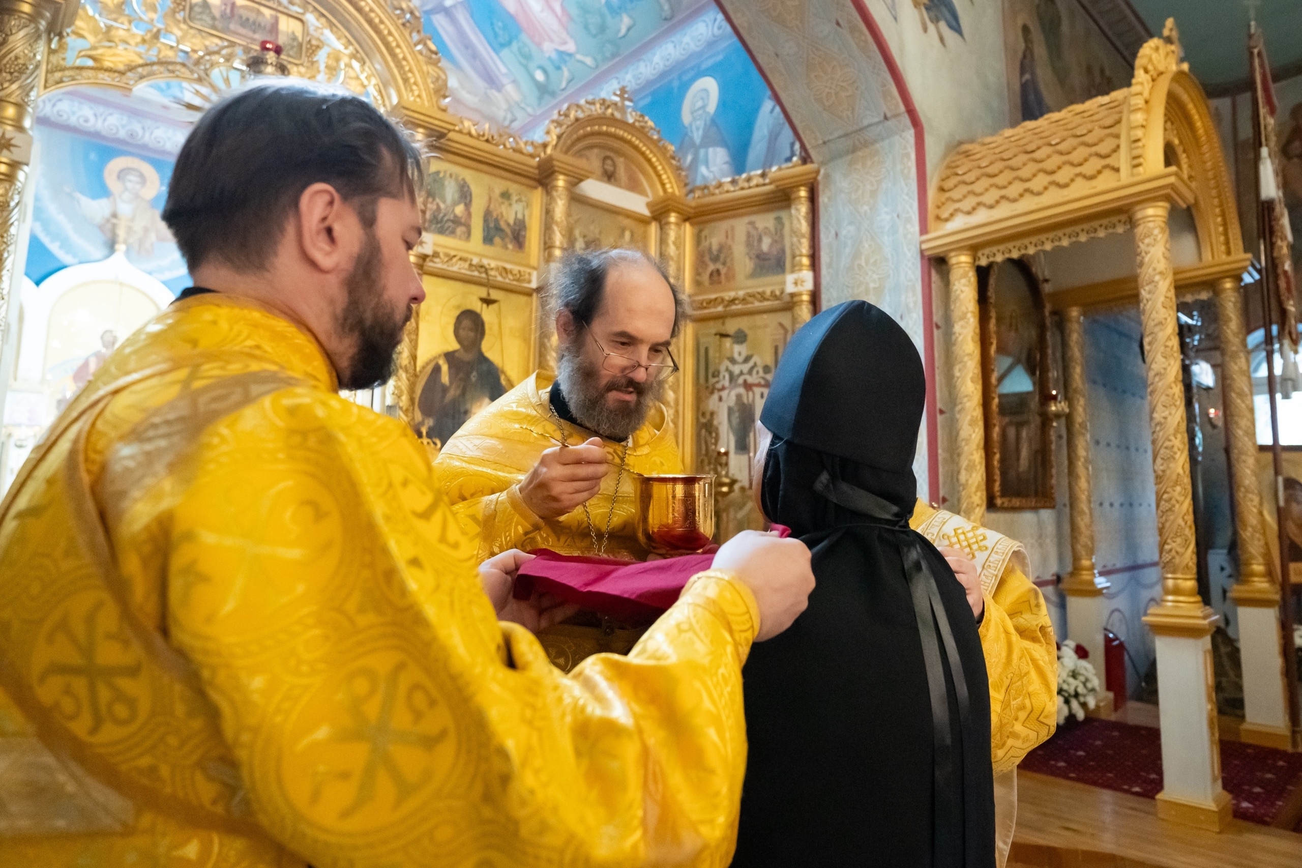 Богослужение в Серафимовском кафедральном соборе