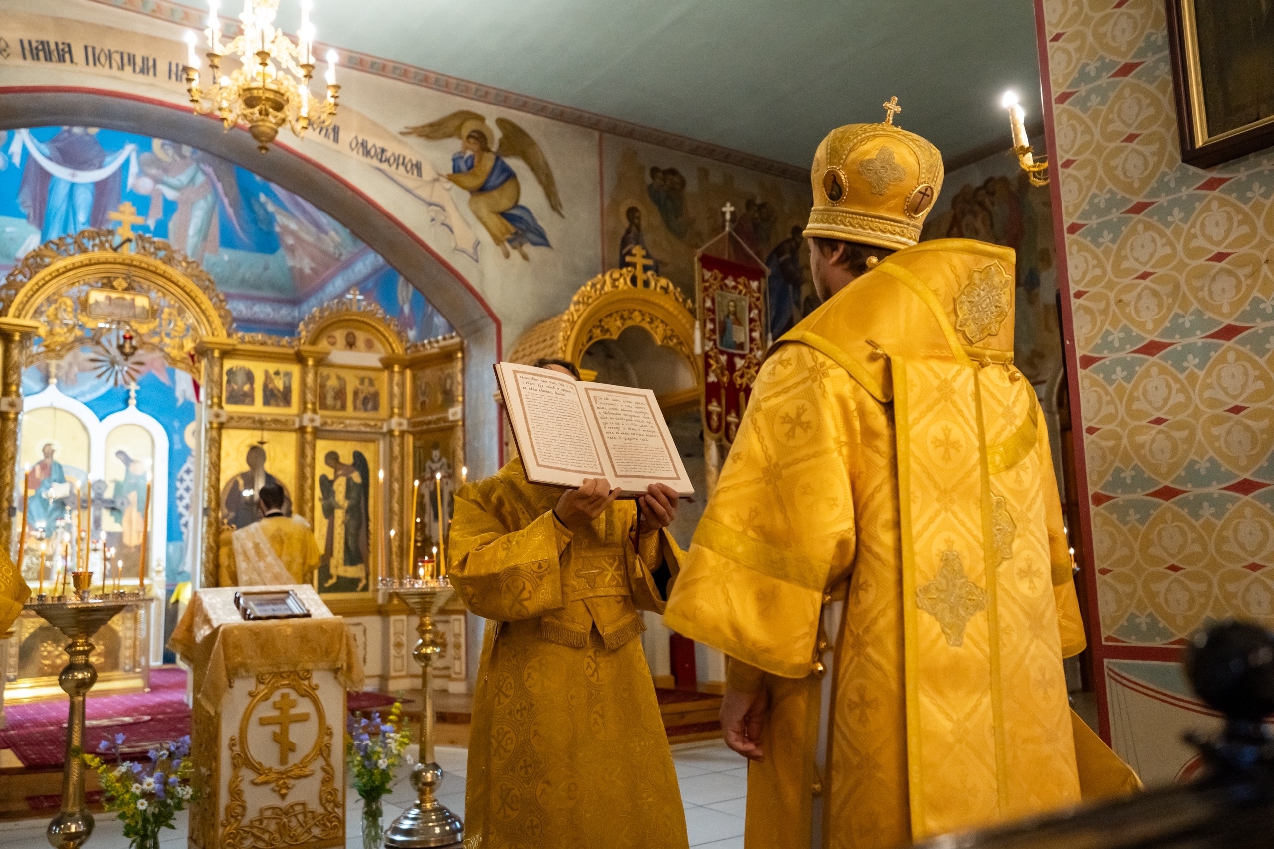 Богослужение в Серафимовском кафедральном соборе
