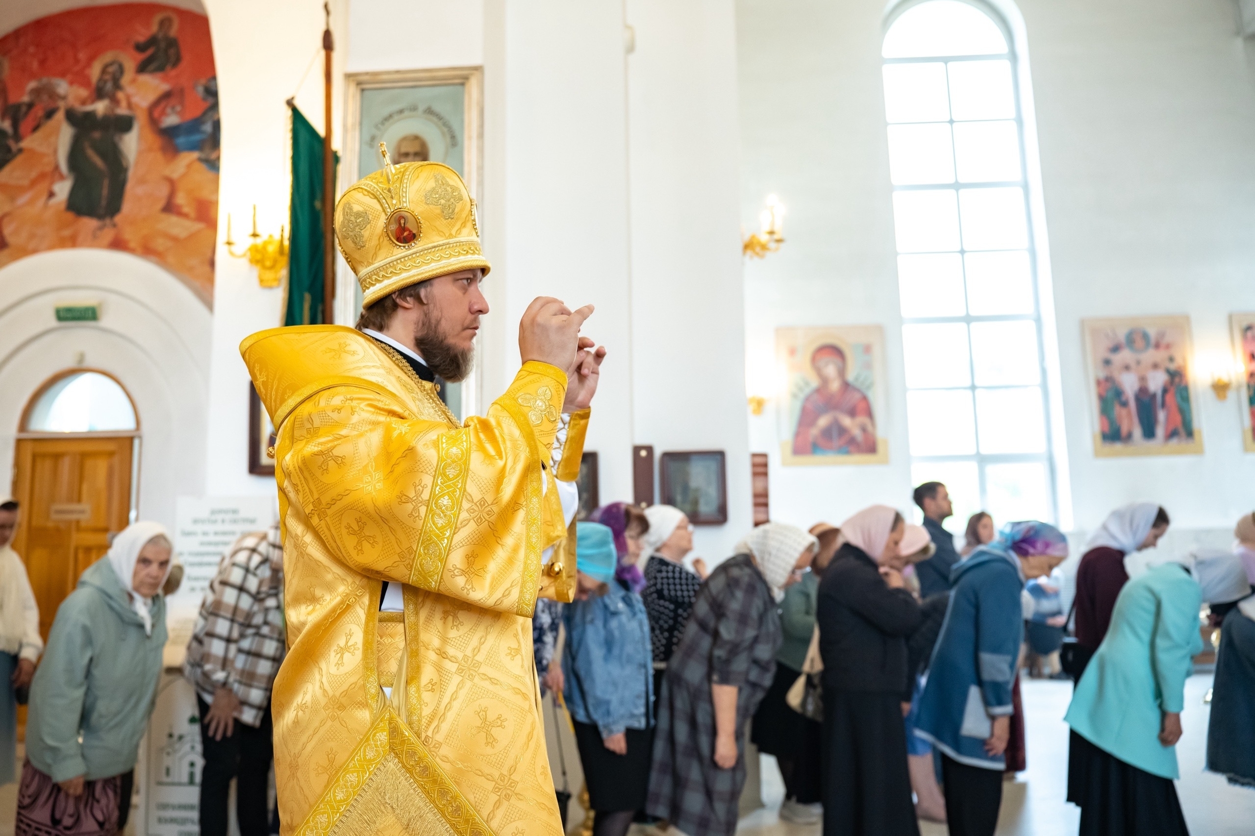 Богослужение в Серафимовском кафедральном соборе