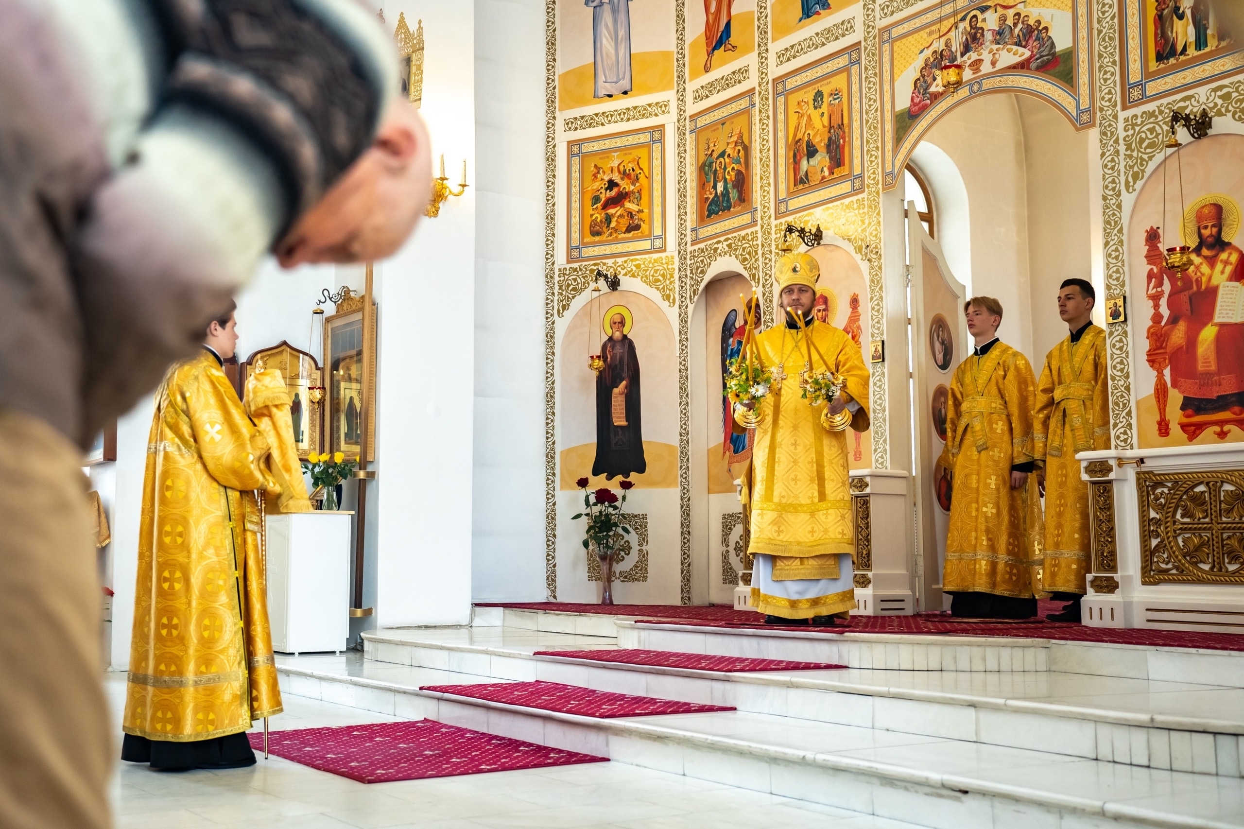 Богослужение в Серафимовском кафедральном соборе
