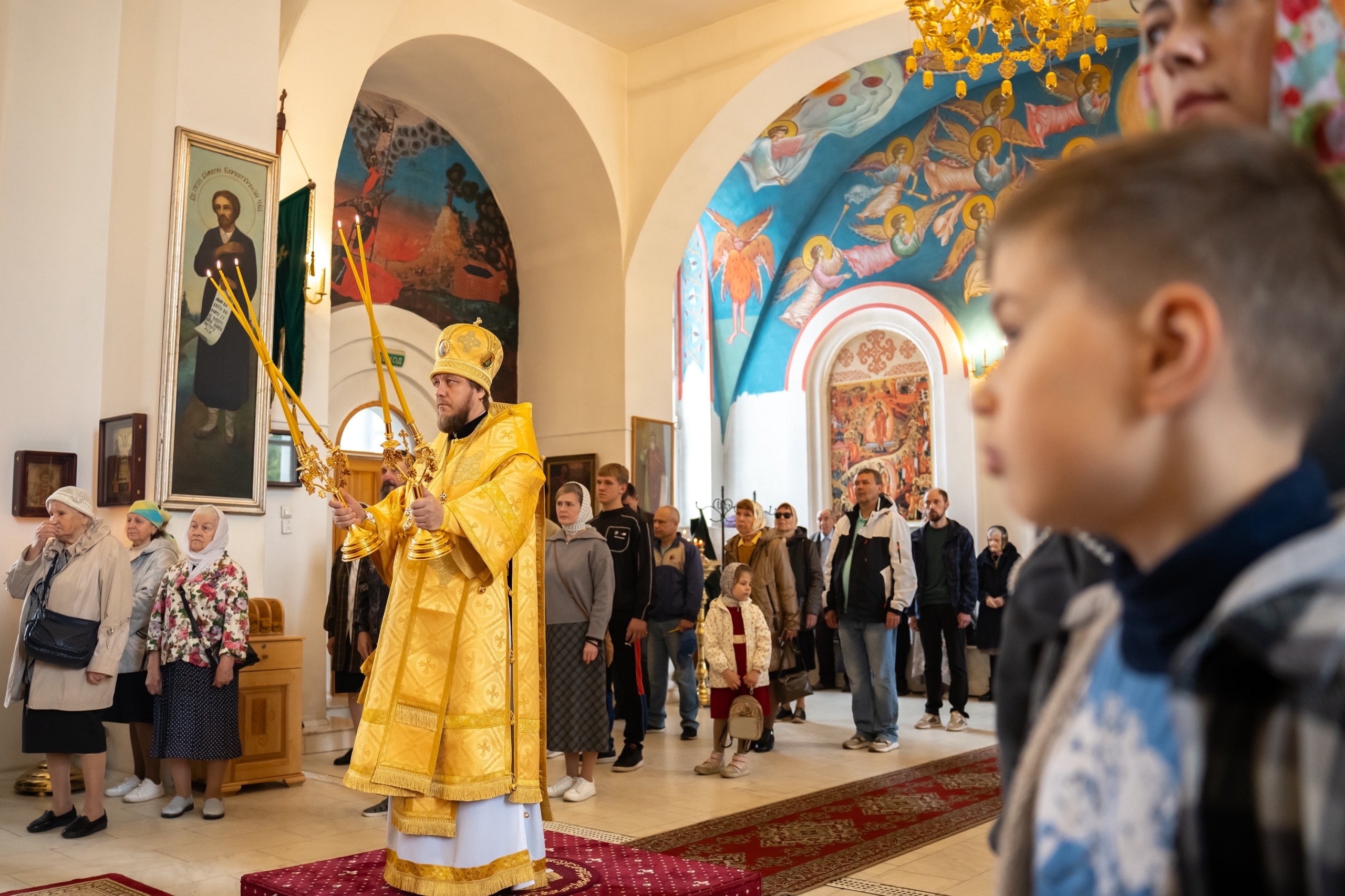 Божественная литургия в Серафимовском кафедральном соборе