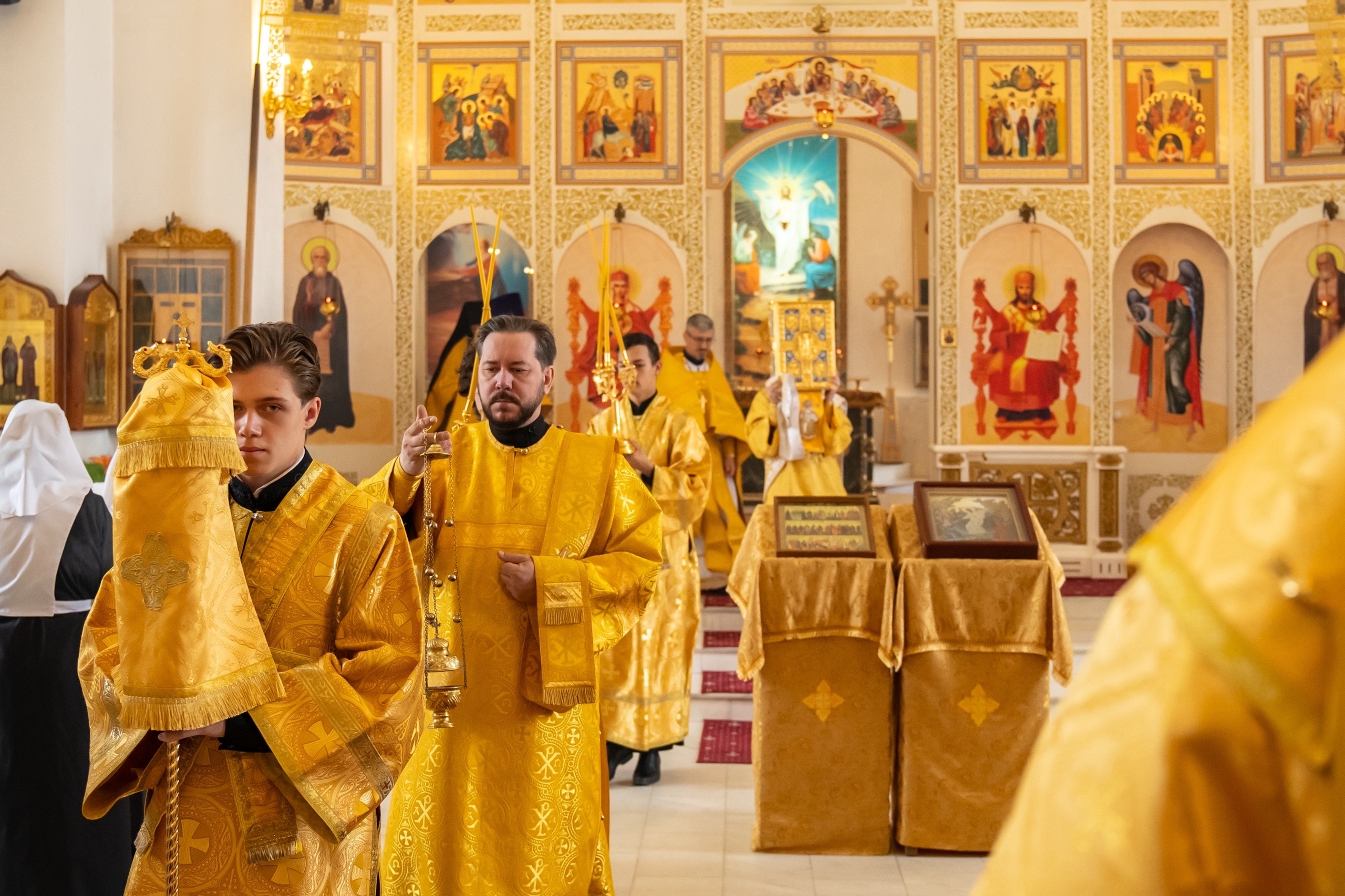 Божественная литургия в Серафимовском кафедральном соборе