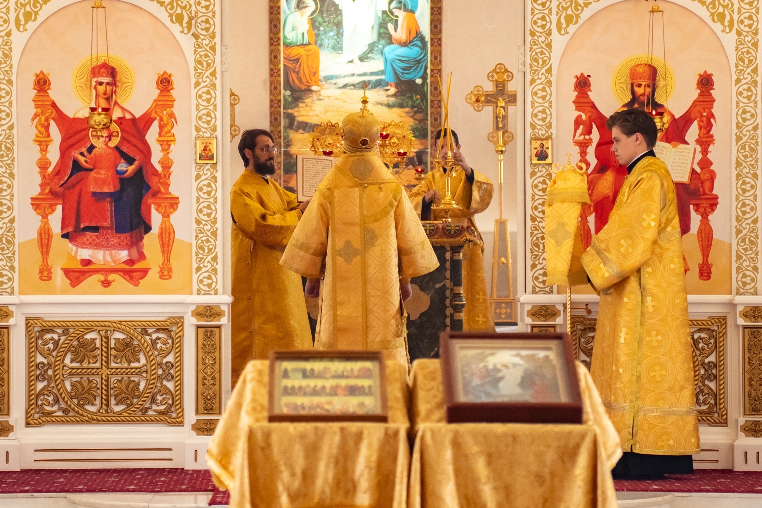 Божественная литургия в Серафимовском кафедральном соборе