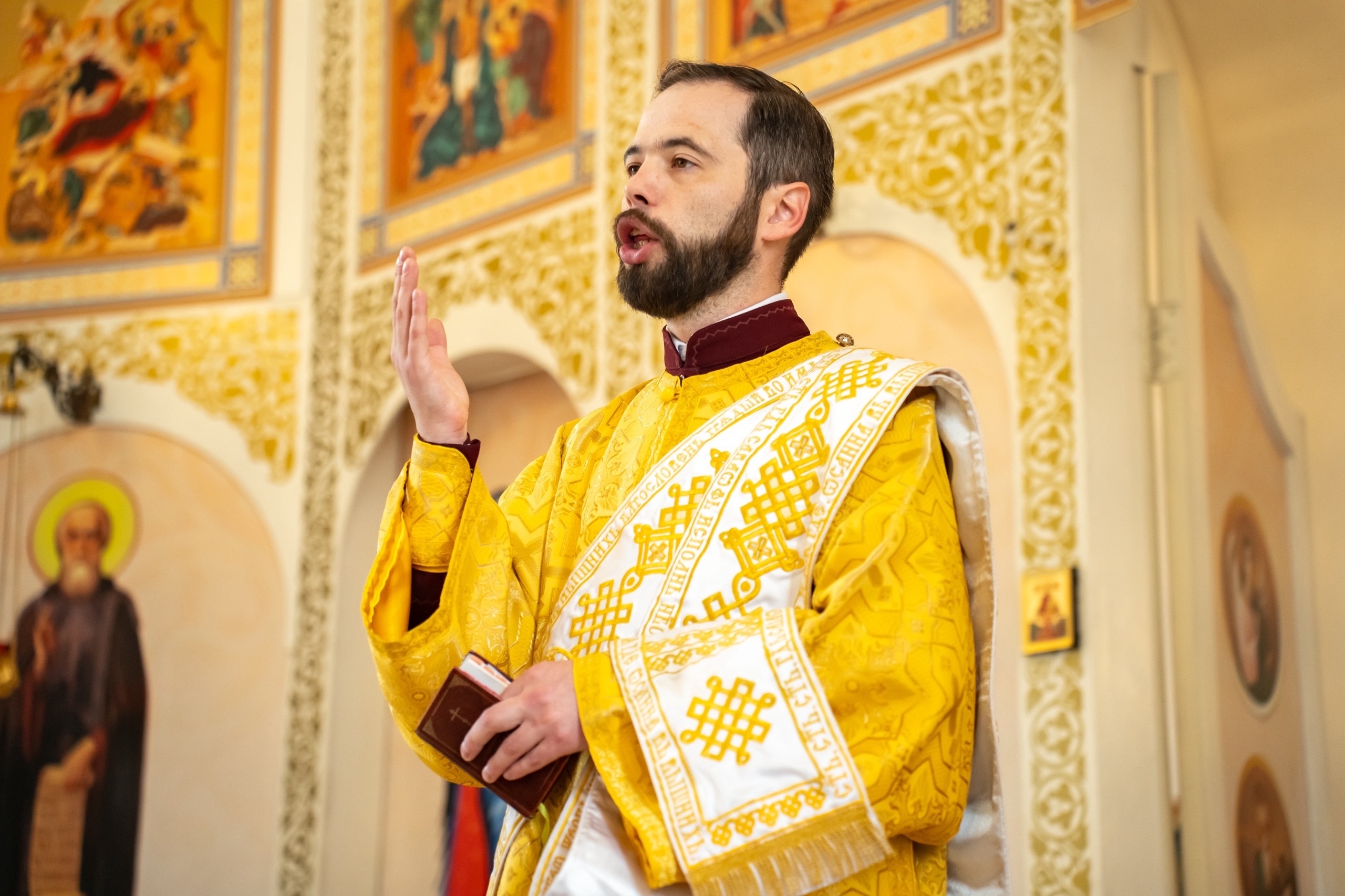 Божественная литургия в Серафимовском кафедральном соборе