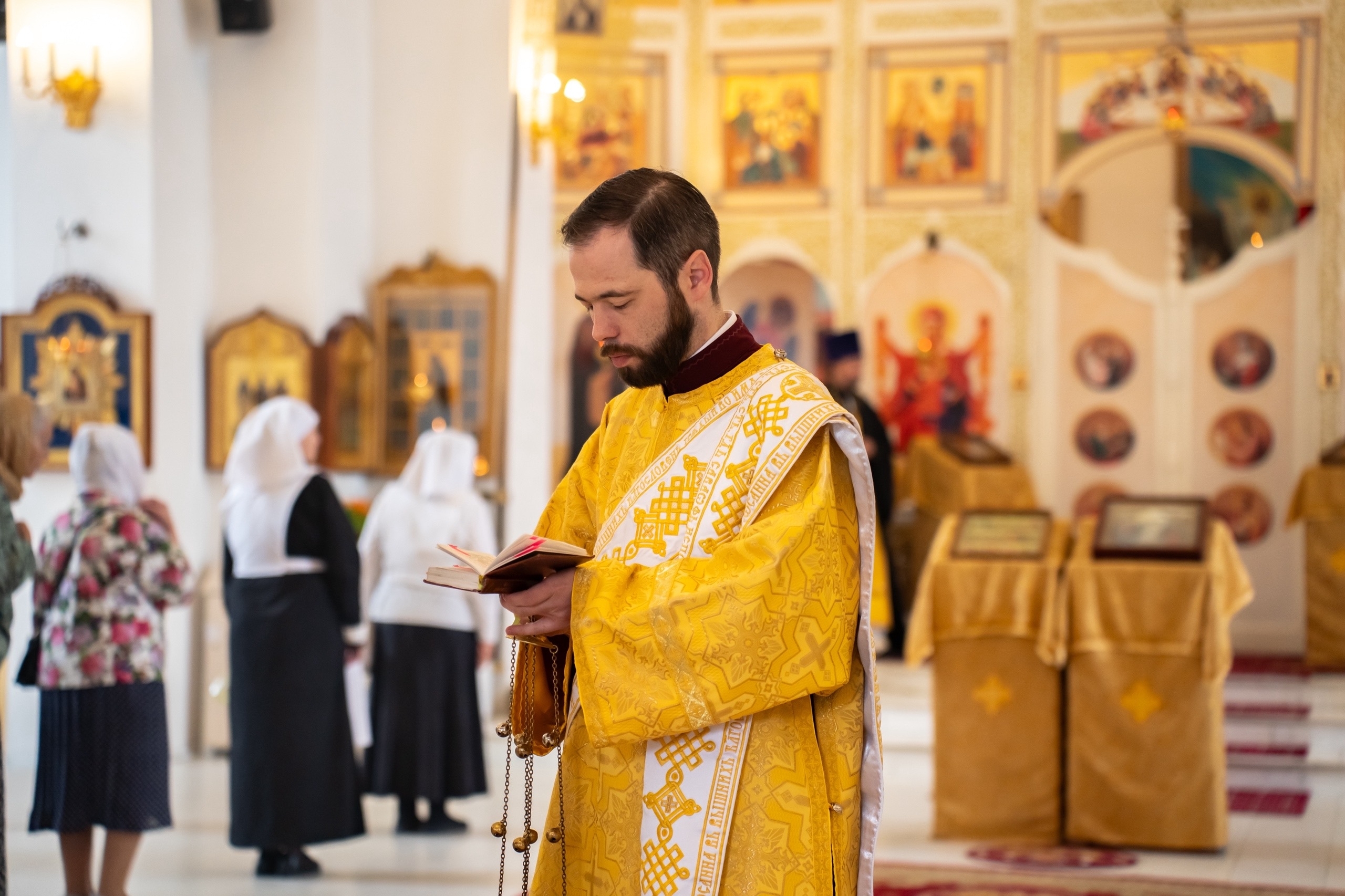 Божественная литургия в Серафимовском кафедральном соборе