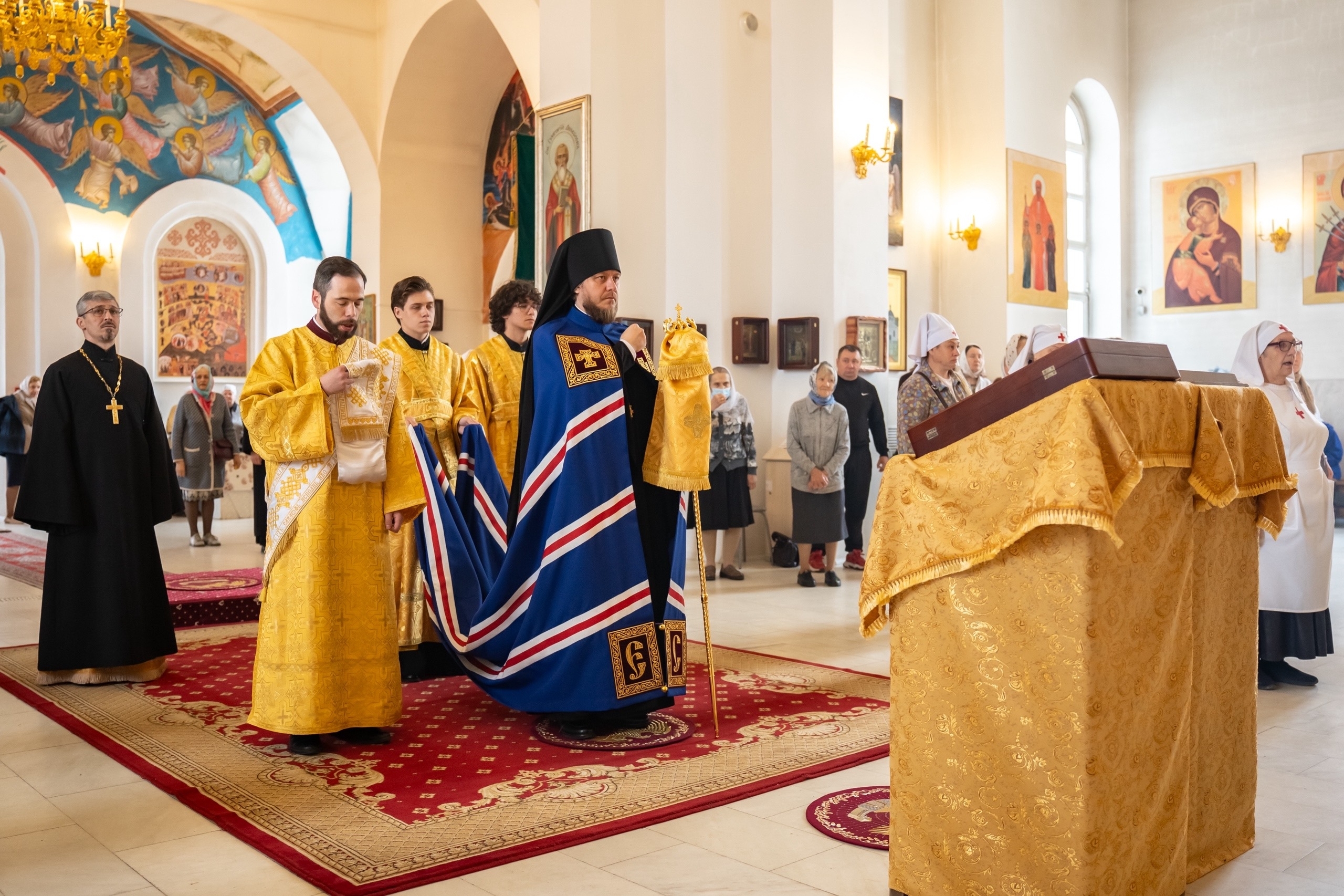 Божественная литургия в Серафимовском кафедральном соборе