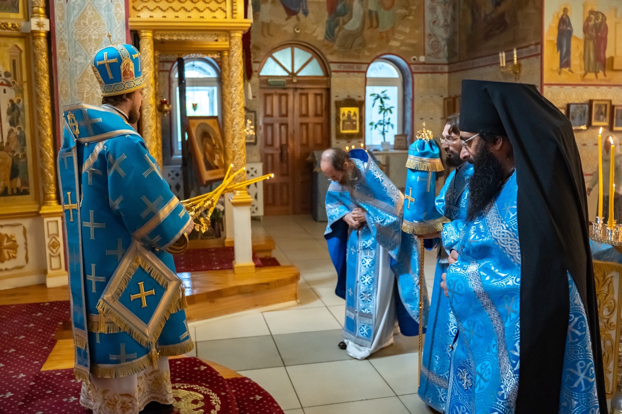 Богослужение в Серафимовском кафедральном соборе