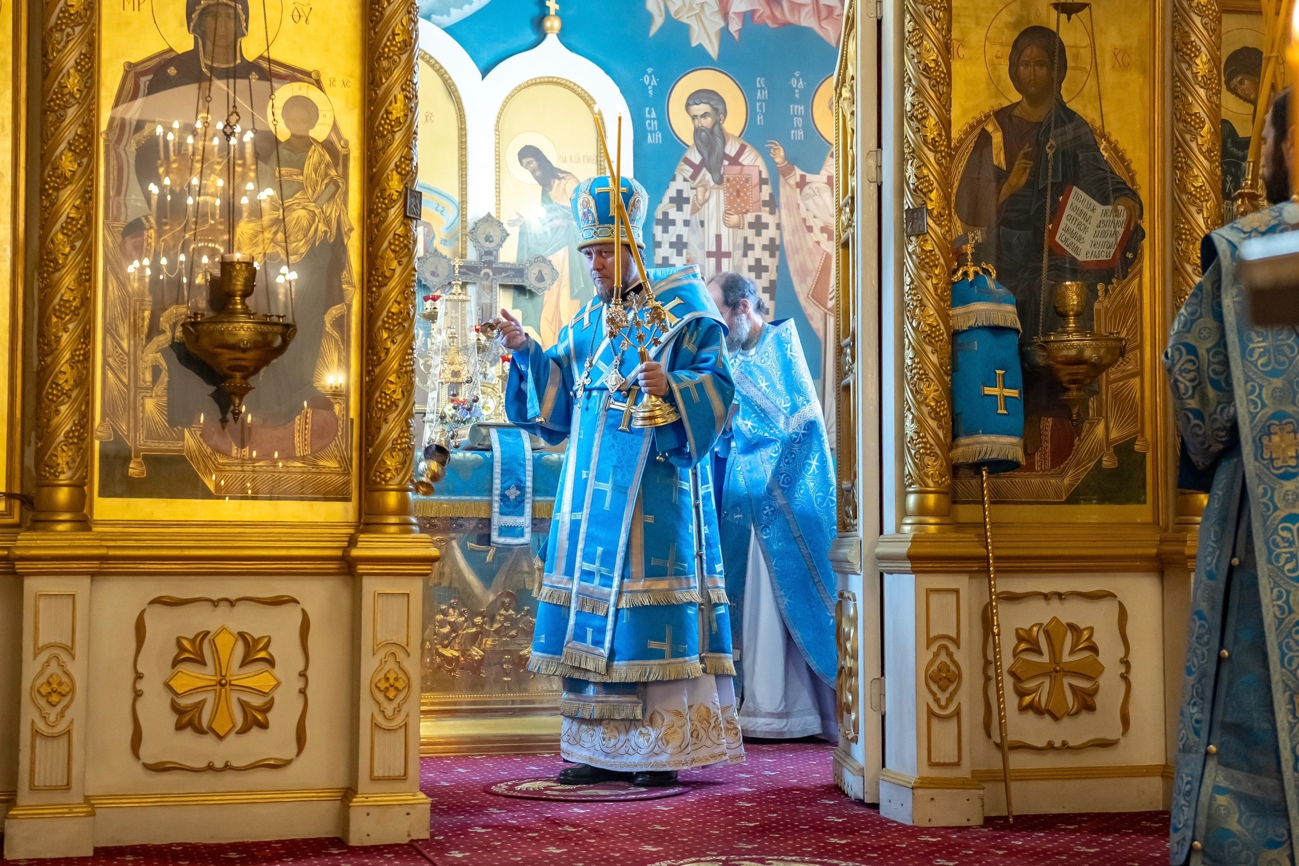 Богослужение в Серафимовском кафедральном соборе