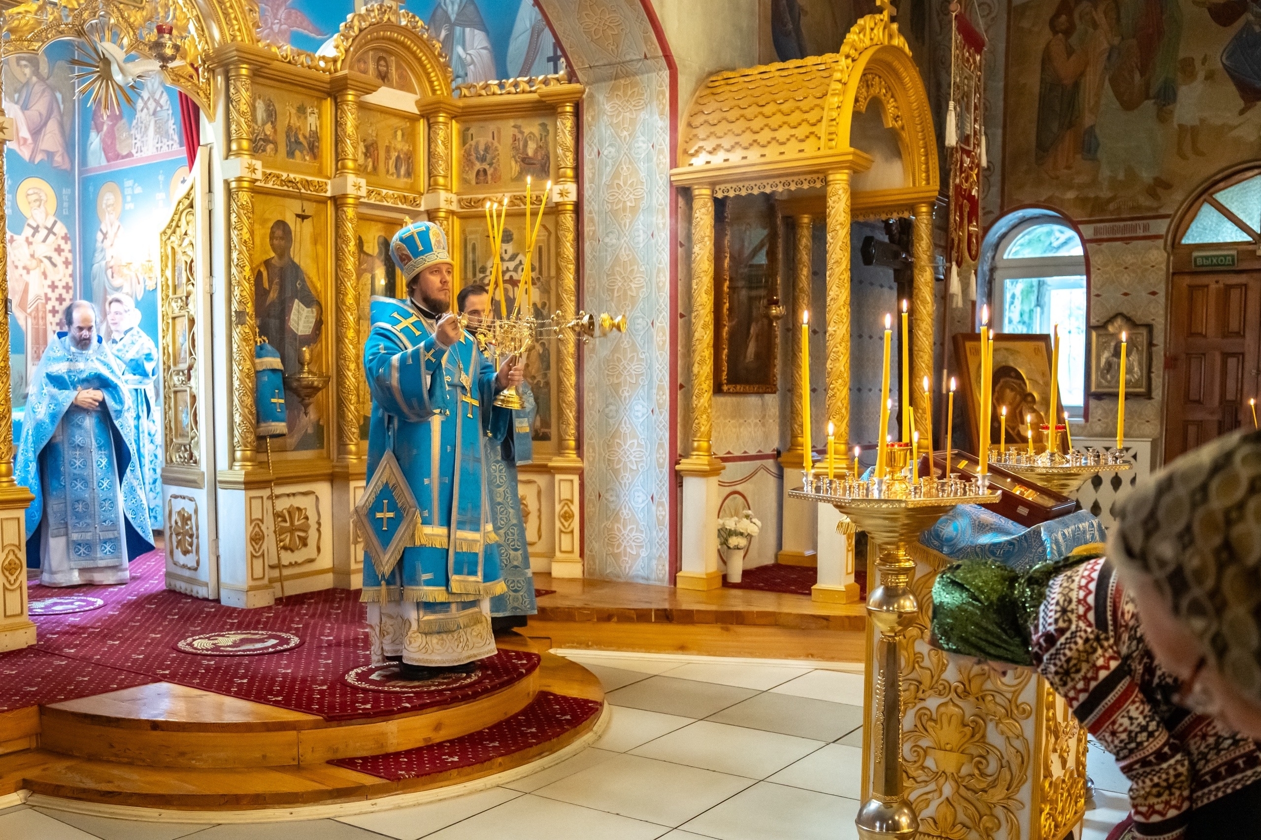 Богослужение в Серафимовском кафедральном соборе