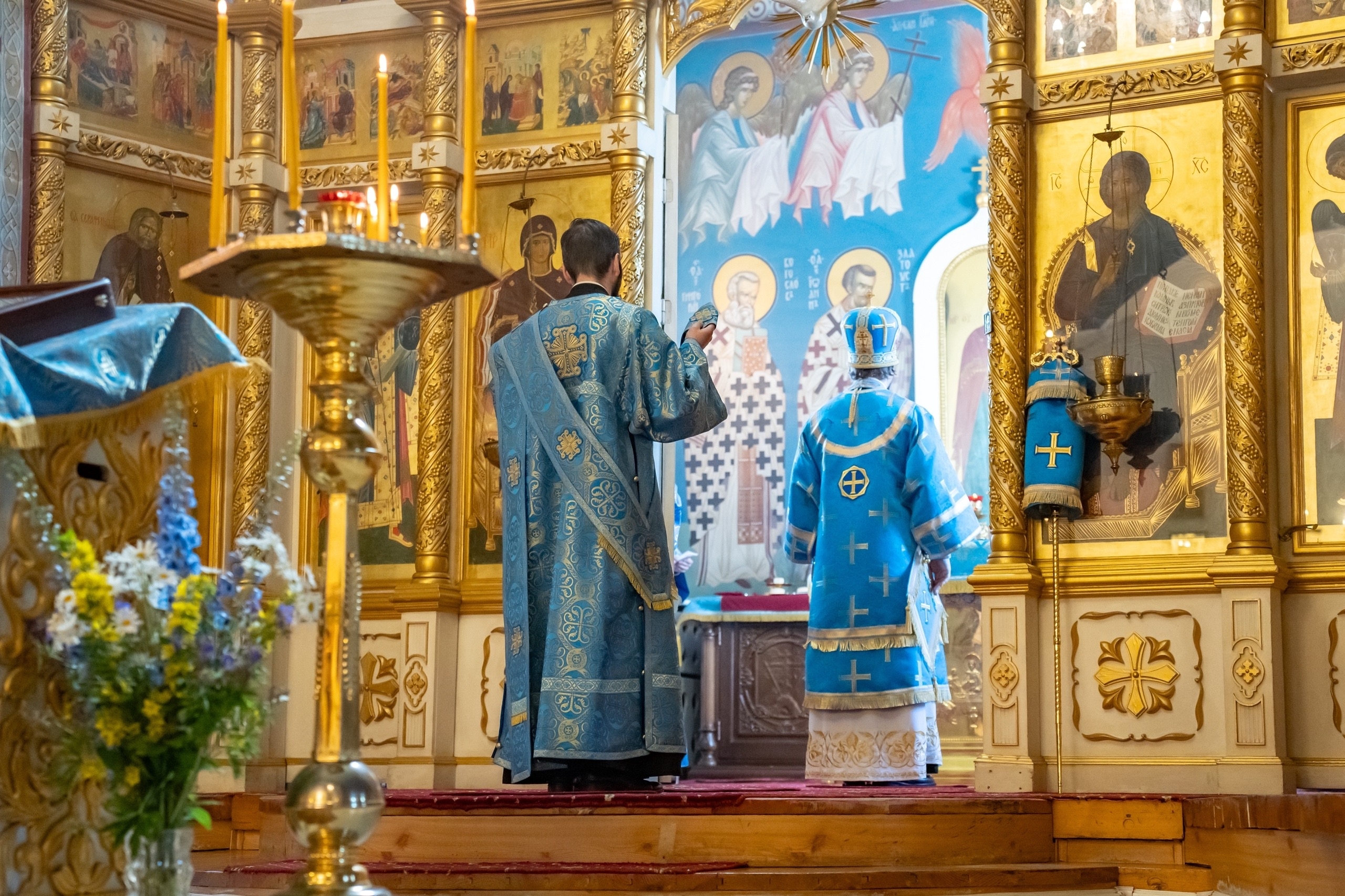 Богослужение в Серафимовском кафедральном соборе