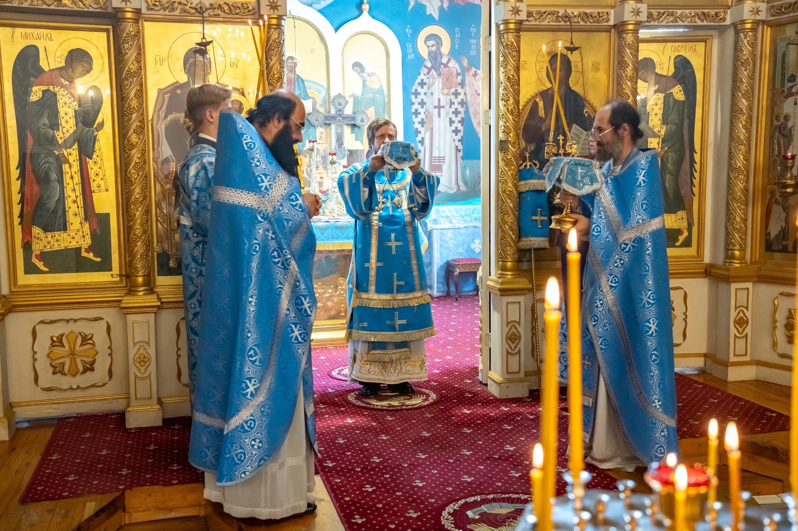 Богослужение в Серафимовском кафедральном соборе