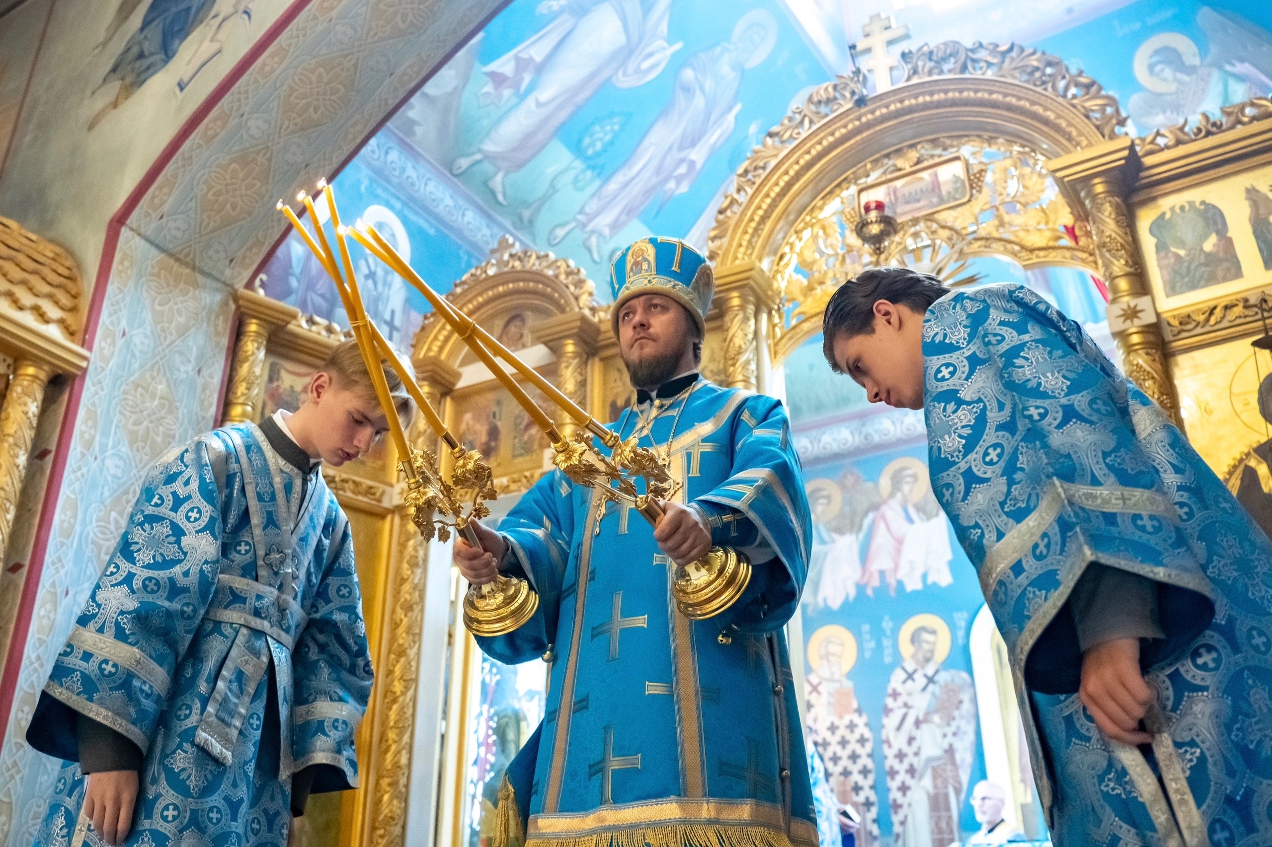 Богослужение в Серафимовском кафедральном соборе