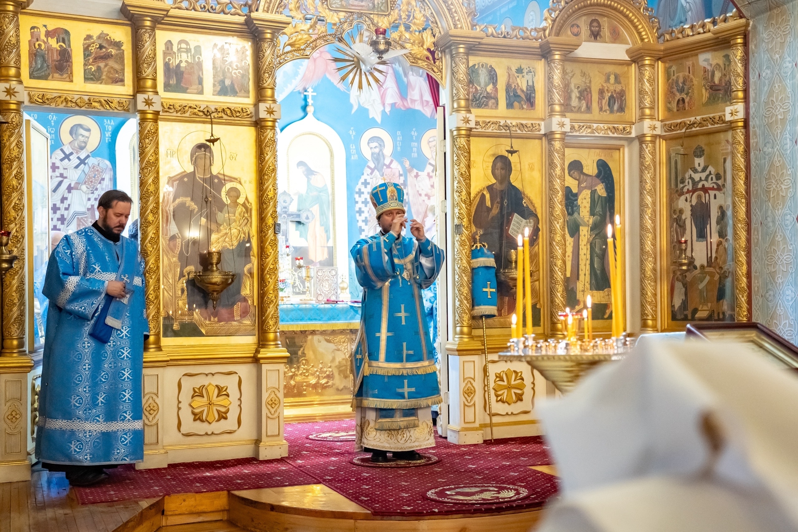 Богослужение в Серафимовском кафедральном соборе