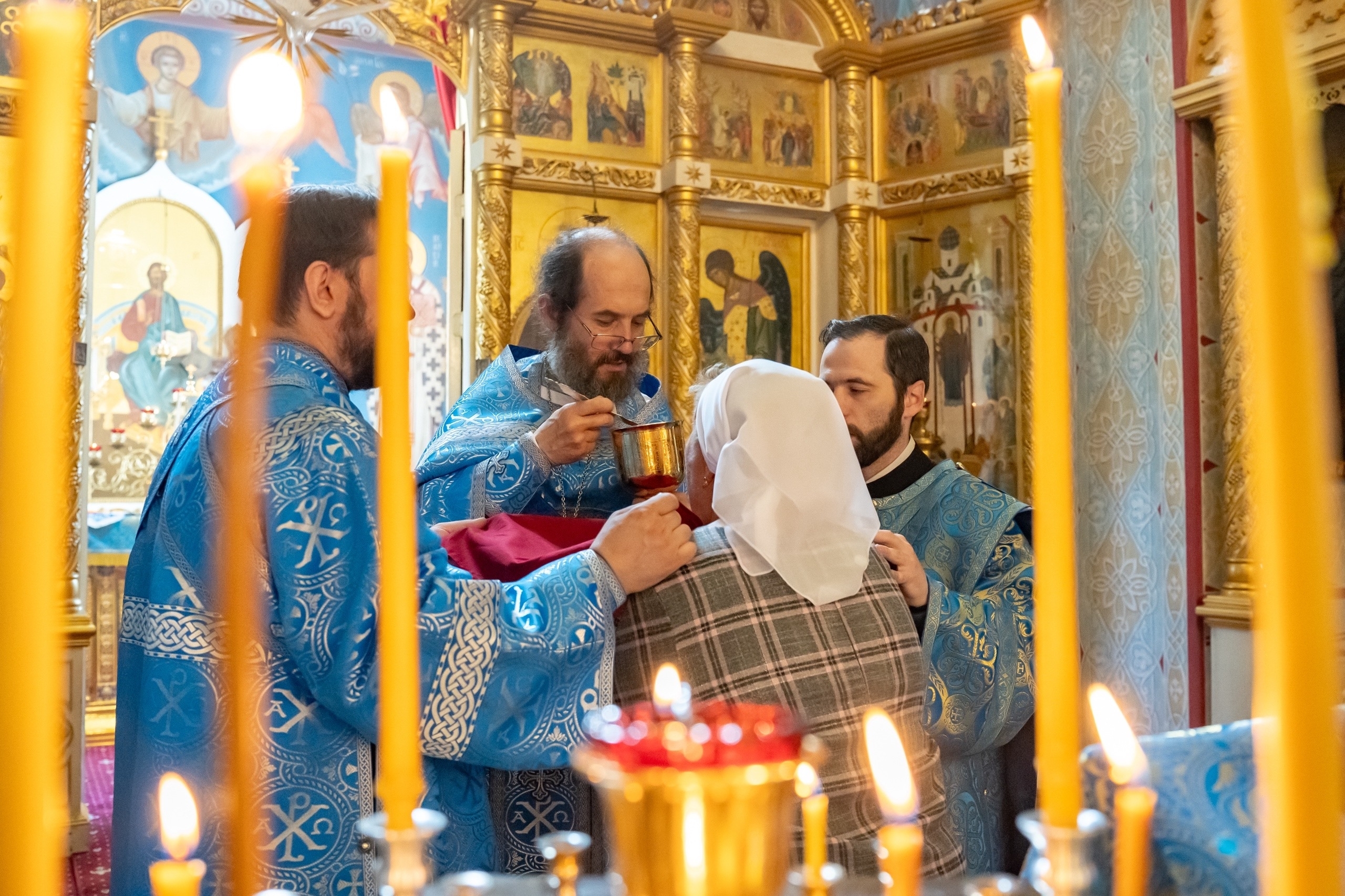 Богослужение в Серафимовском кафедральном соборе