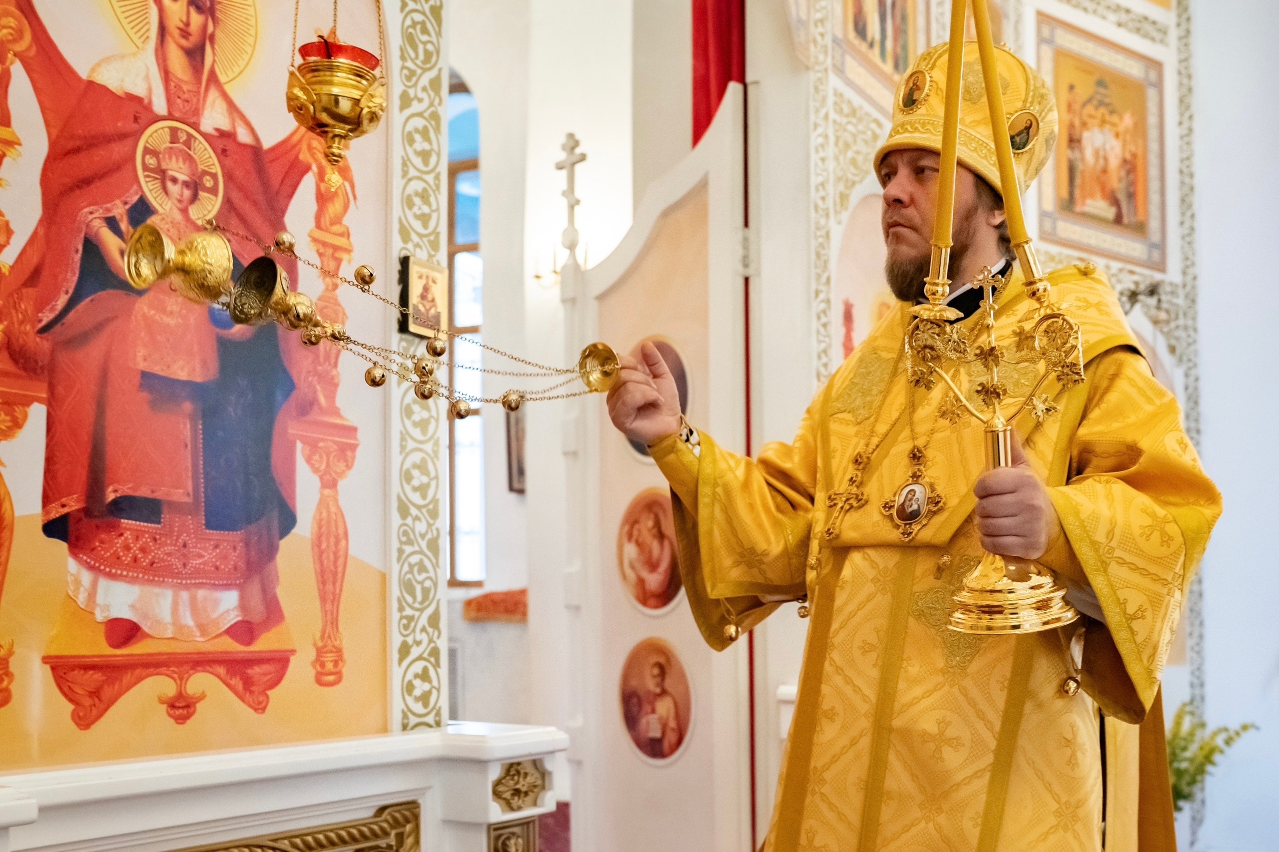 Богослужение в Серафимовском кафедральном соборе